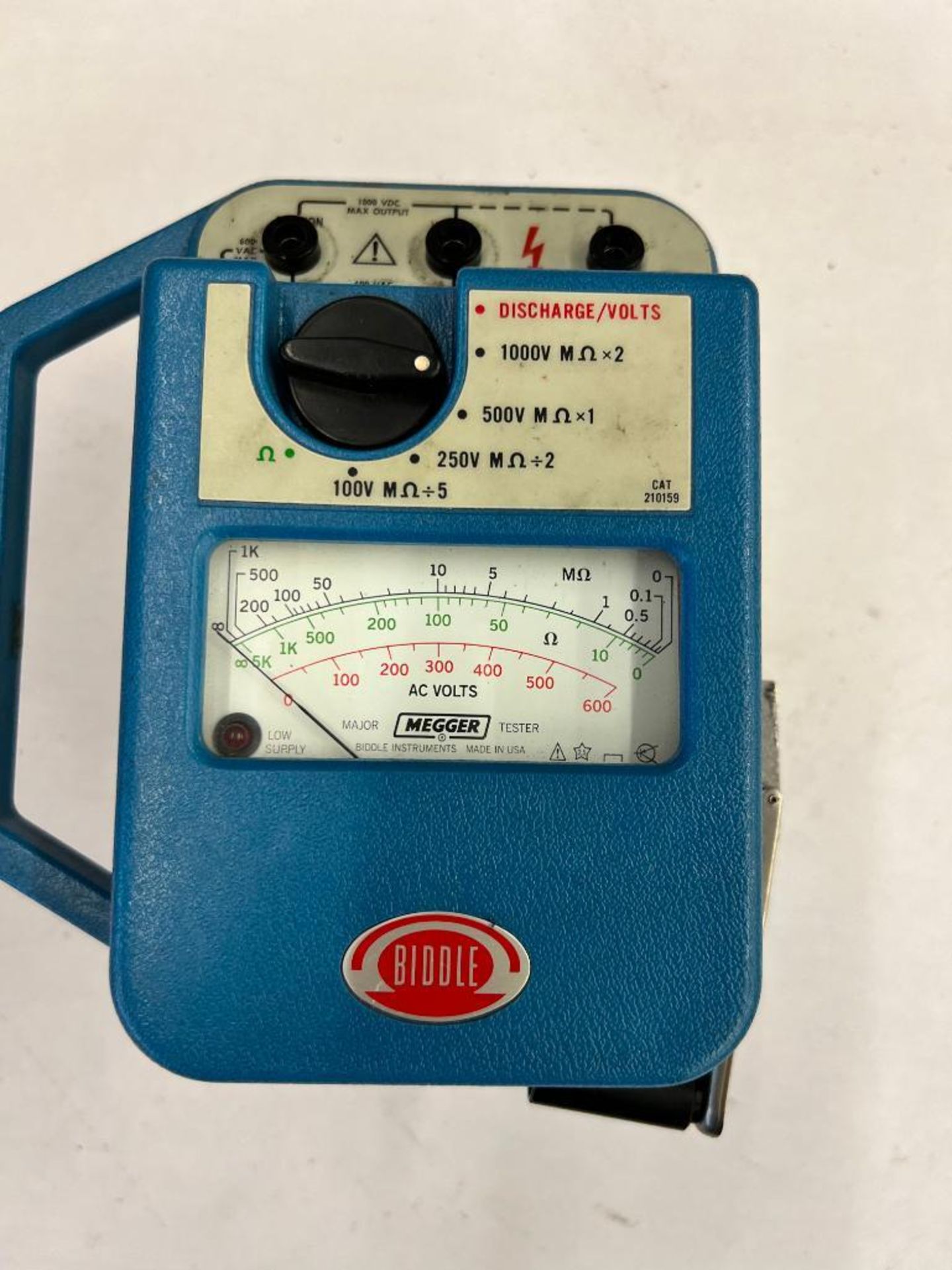 BIDDLE INSTRUMENTS HAND CRANK INSULATION TESTER, CAT. NO. 210159, S/N 10453, MEASURES: 0 - 2000 M, 0