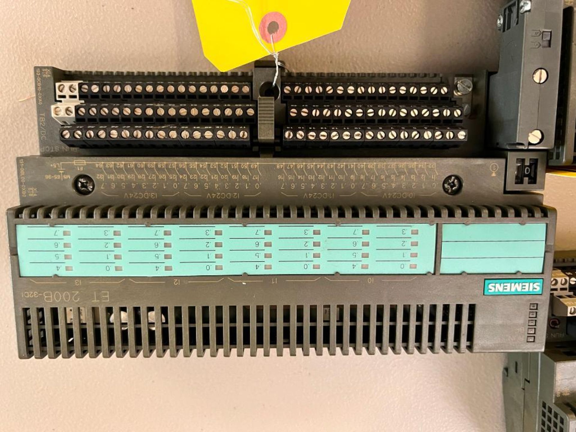 (2) SIEMENS ET 200B-3LDI 24V OUTPUT MODULE & (1) SIEMENS ET-200B-32DO 24V OUTPUT MODULE - Image 2 of 4