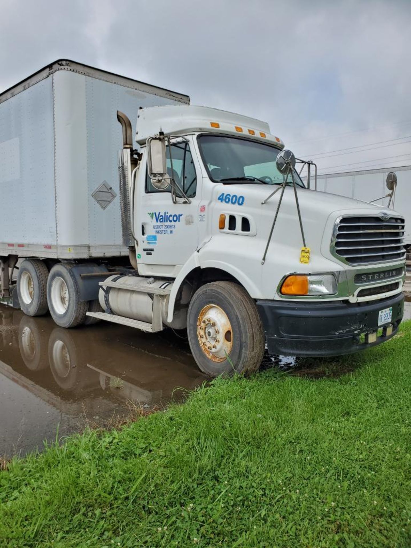 2007 STERLING AT9500 SEMI-TRACTOR, VIN 2FWJA3CV67AX84600, TANDEM AXLE, DAY CAB, 731,000 MILES, MERCE - Image 4 of 13