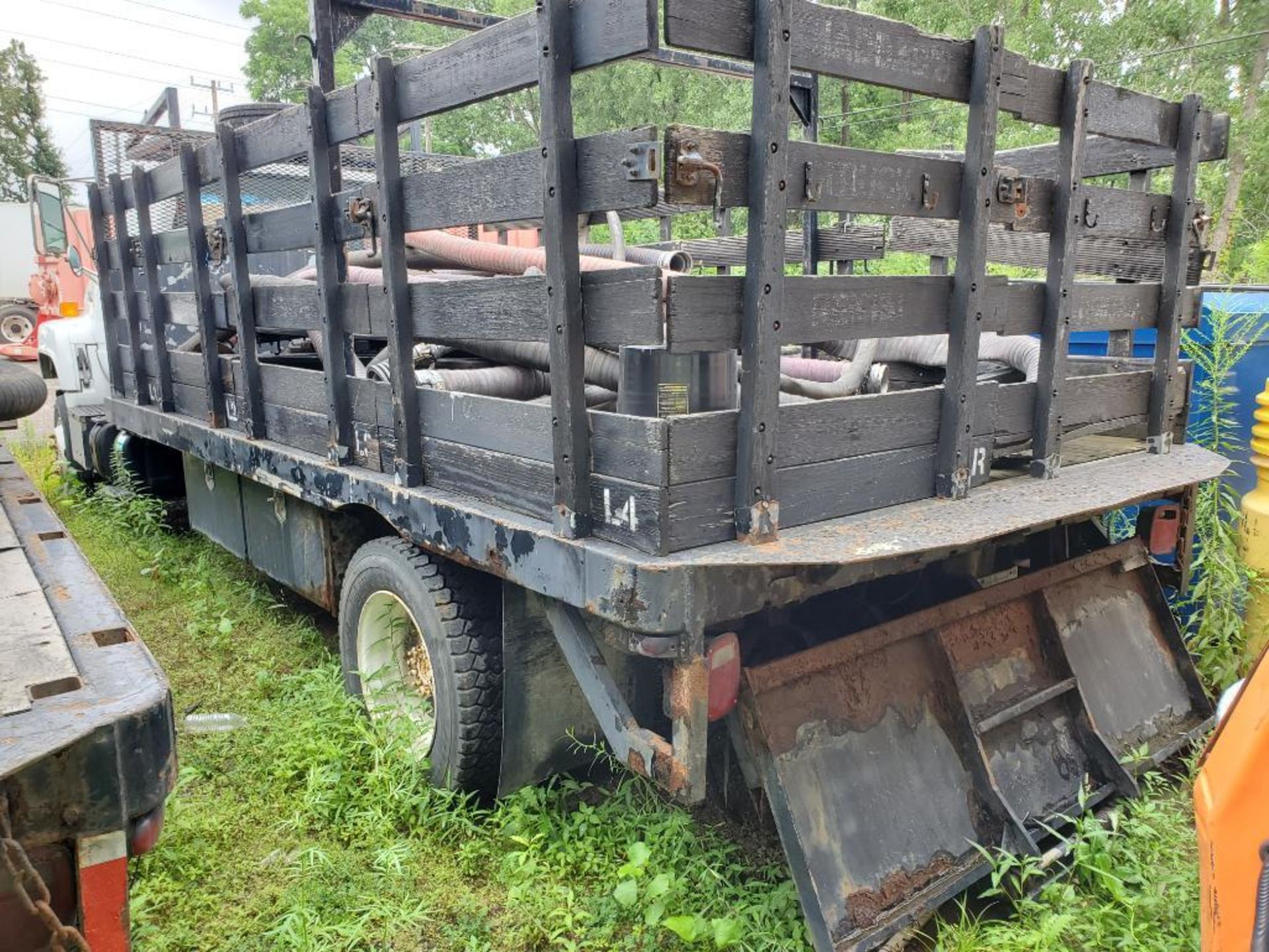 1995 GMC KODIAK STAKE BED TRUCK, VIN 1GDJ6H1J1SJ502145, DIESEL ENGINE, WOOD DECK, DUAL TIRES, REAR G - Image 5 of 9