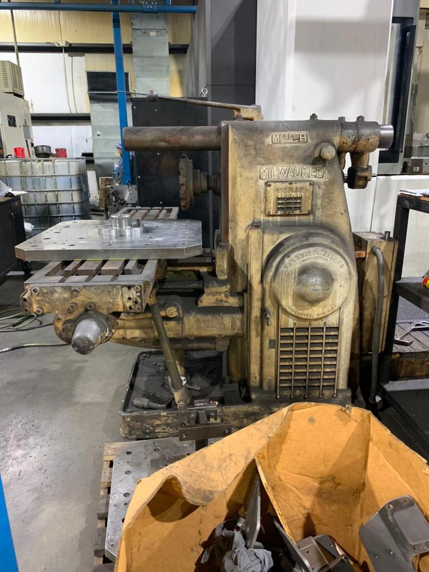 MILWAUKEE MILLING MACHINE, MODEL H, S/N 29-5487 (PLATE ON TOP OF THE TABLE IS NOT INCLUDED) (END LOC - Image 3 of 3
