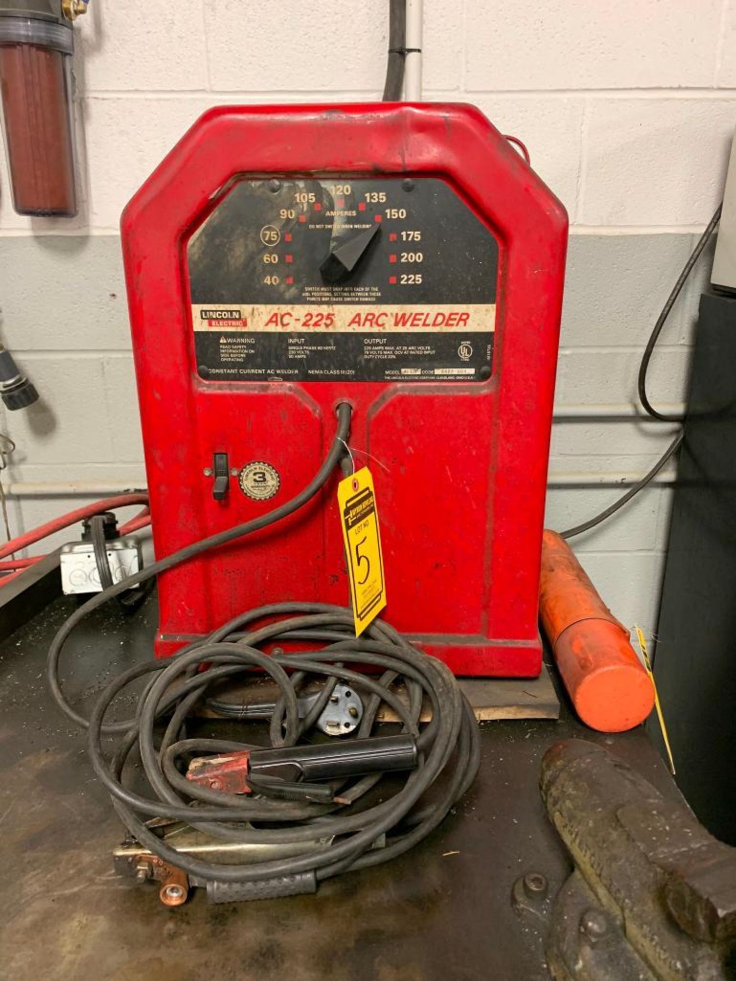 LINCOLN ELECTRIC AC-225 ARC WELDER, S/N 9422-604, OUTPUT 225 AMP, GROUND LEAD, ELECTRODE HOLDER