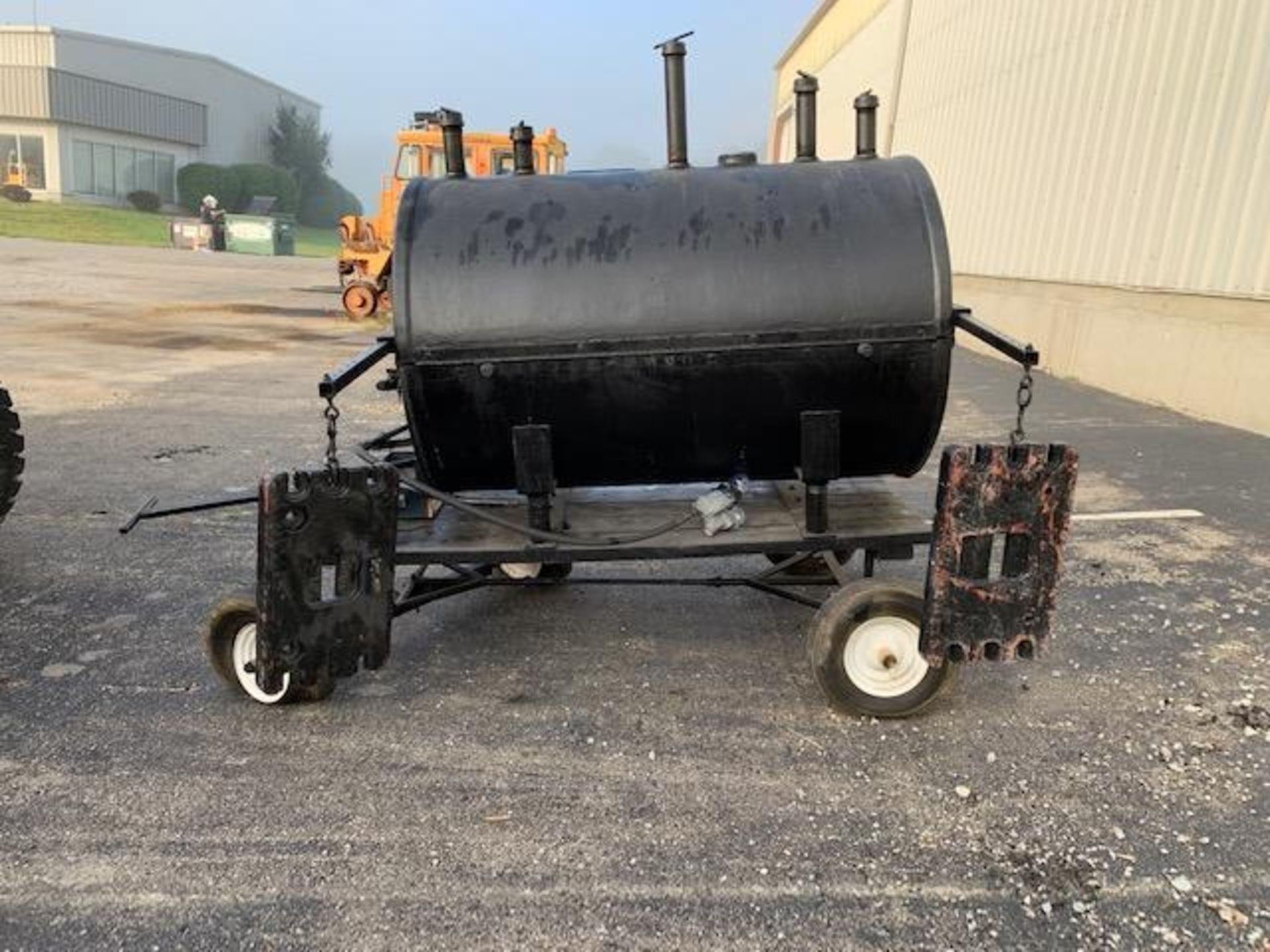 Custom made mobile BBQ grill, uses propane gas (has two flat tires) - Image 2 of 4
