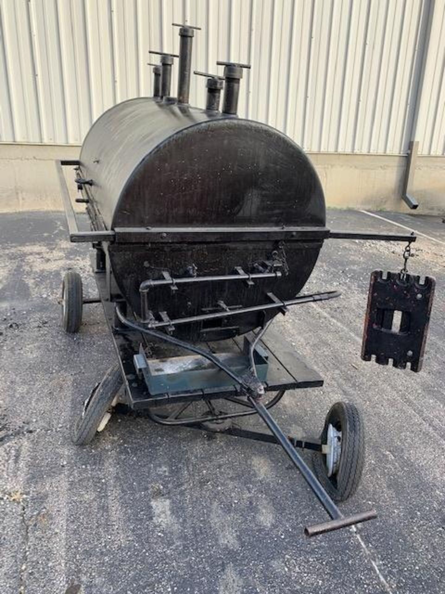 Custom made mobile BBQ grill, uses propane gas (has two flat tires) - Image 3 of 4