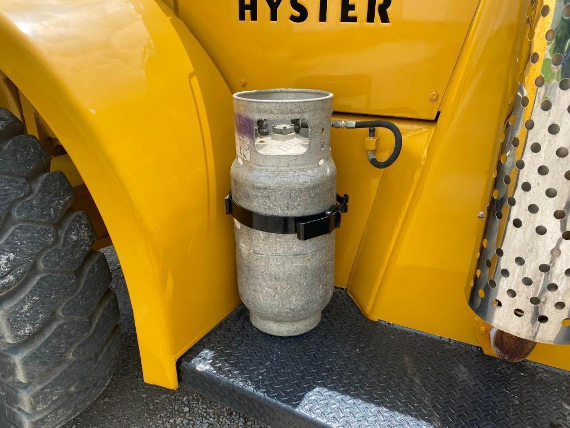 Hyster 40,000 lb. capacity forklift, model h400b, s/n b8p-1531n, LPG, lever shift transmission, dual - Image 17 of 20