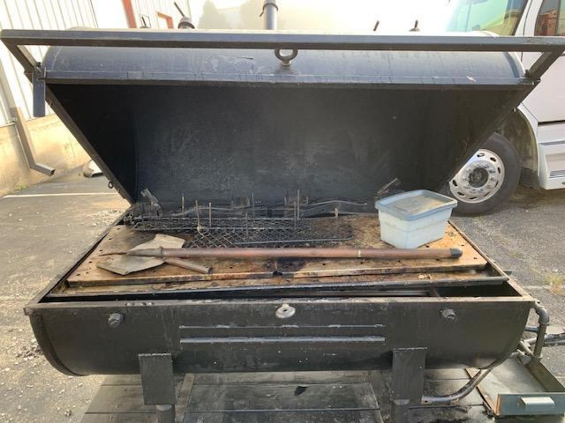 Custom made mobile BBQ grill, uses propane gas (has two flat tires) - Image 4 of 4