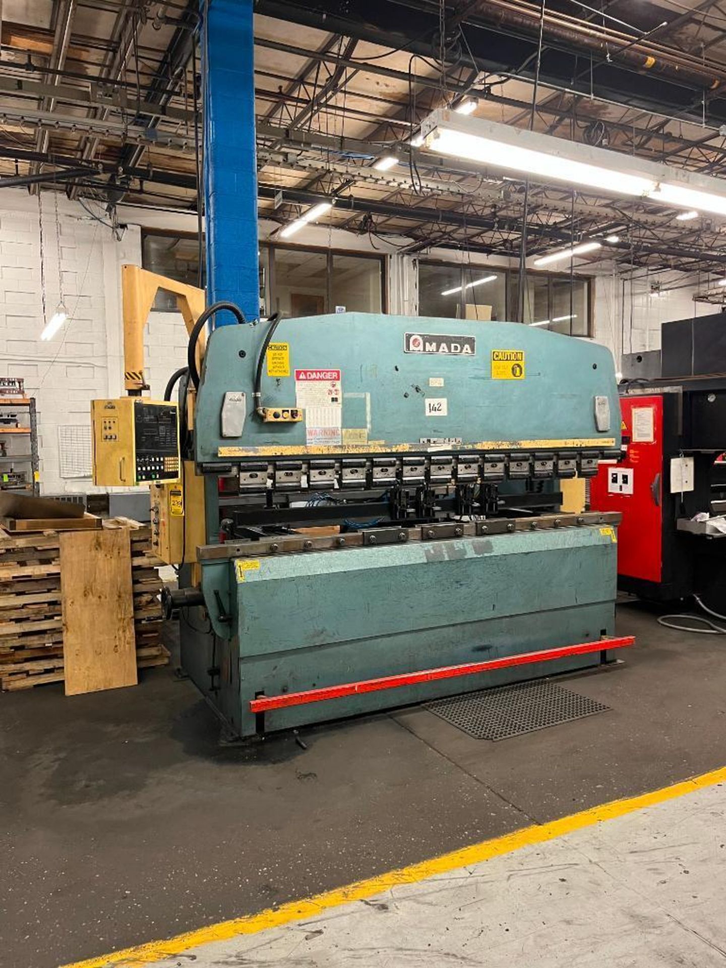 1984 AMADA 100-TON CNC PRESS BRAKE, MODEL RG-100, S/N 102449, 118" BED, 100.5" BETWEEN CENTERS, 15.7 - Image 5 of 8