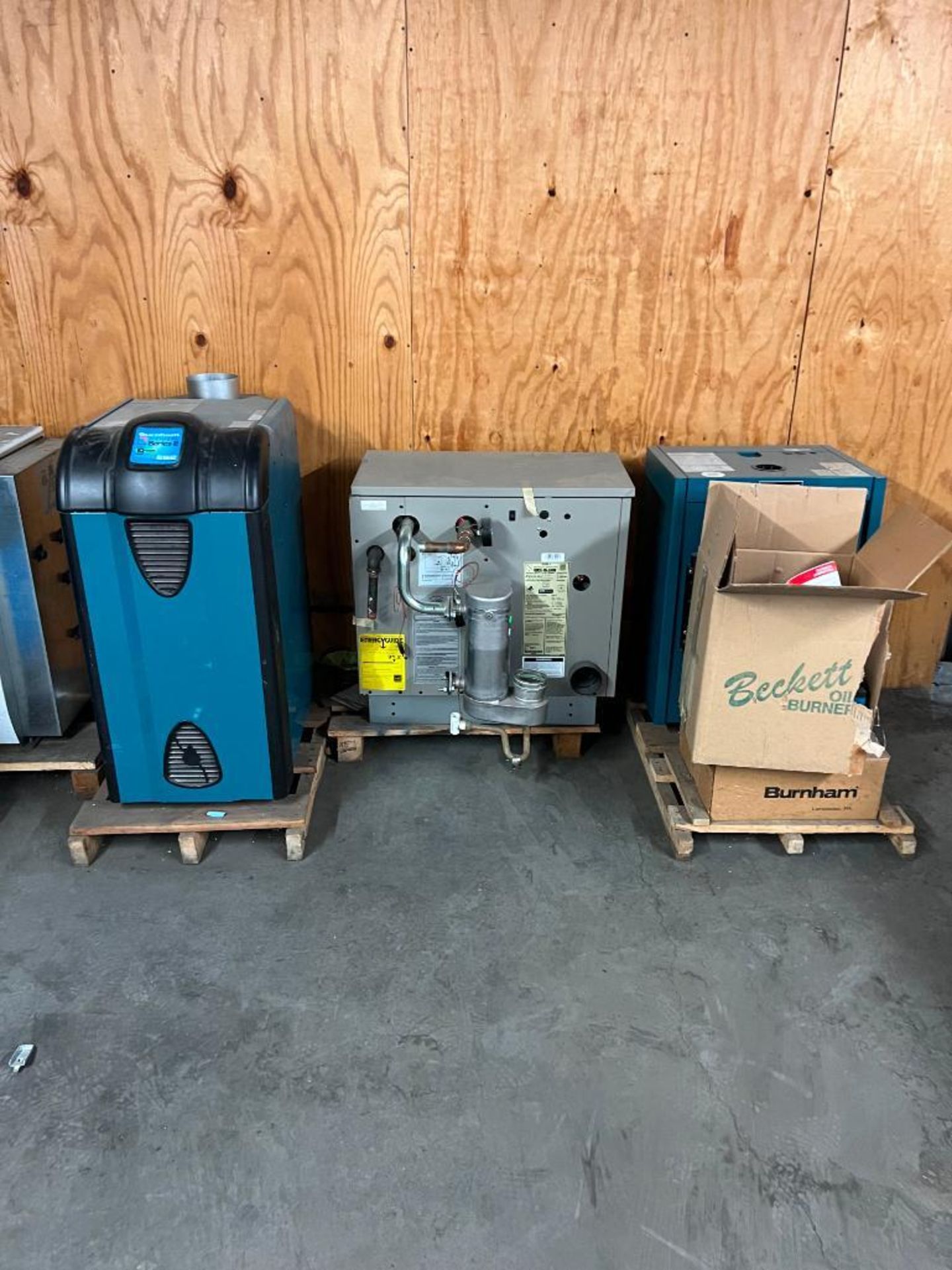 ASSORTED BOILERS, WATER HEATERS & WATER TANKS: CHAPPEE, UTICA, BURNHAM, 97,000 - 500,000 BTU - Image 4 of 6