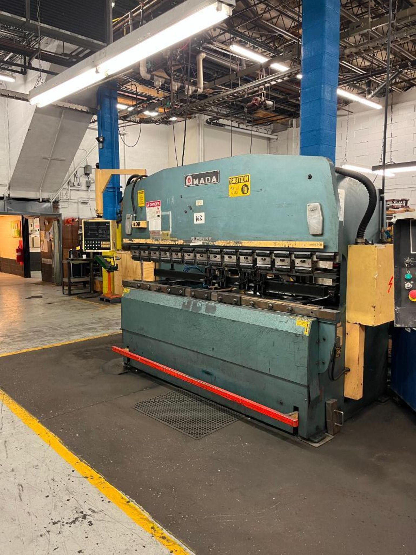 1984 AMADA 100-TON CNC PRESS BRAKE, MODEL RG-100, S/N 102449, 118" BED, 100.5" BETWEEN CENTERS, 15.7 - Image 7 of 8