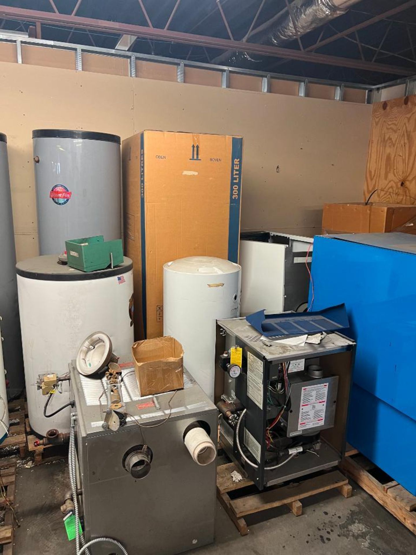 ASSORTED BOILERS, WATER HEATERS & WATER TANKS: CHAPPEE, UTICA, BURNHAM, 97,000 - 500,000 BTU - Image 6 of 6