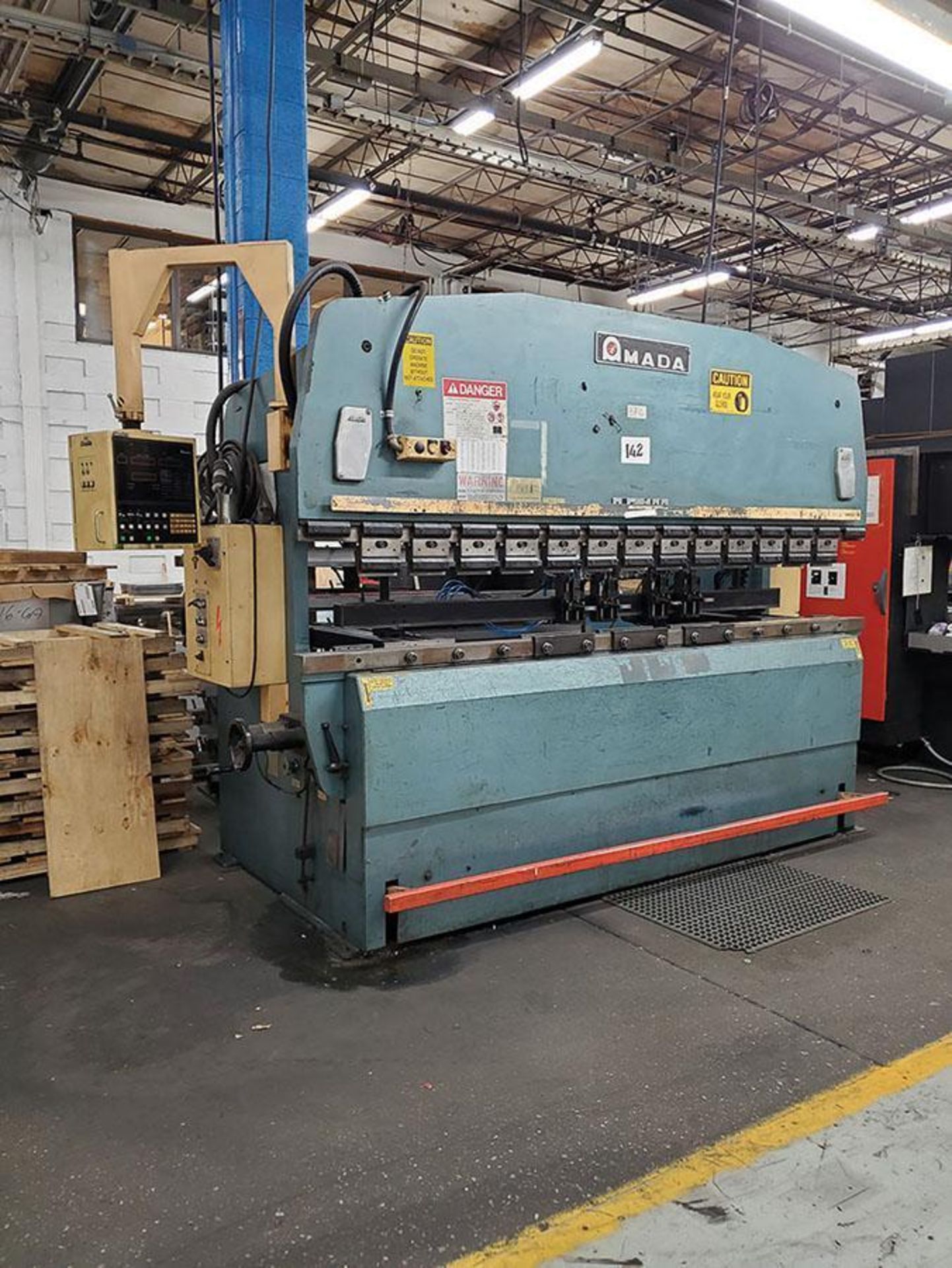 1984 AMADA 100-TON CNC PRESS BRAKE, MODEL RG-100, S/N 102449, 118" BED, 100.5" BETWEEN CENTERS, 15.7 - Image 2 of 8