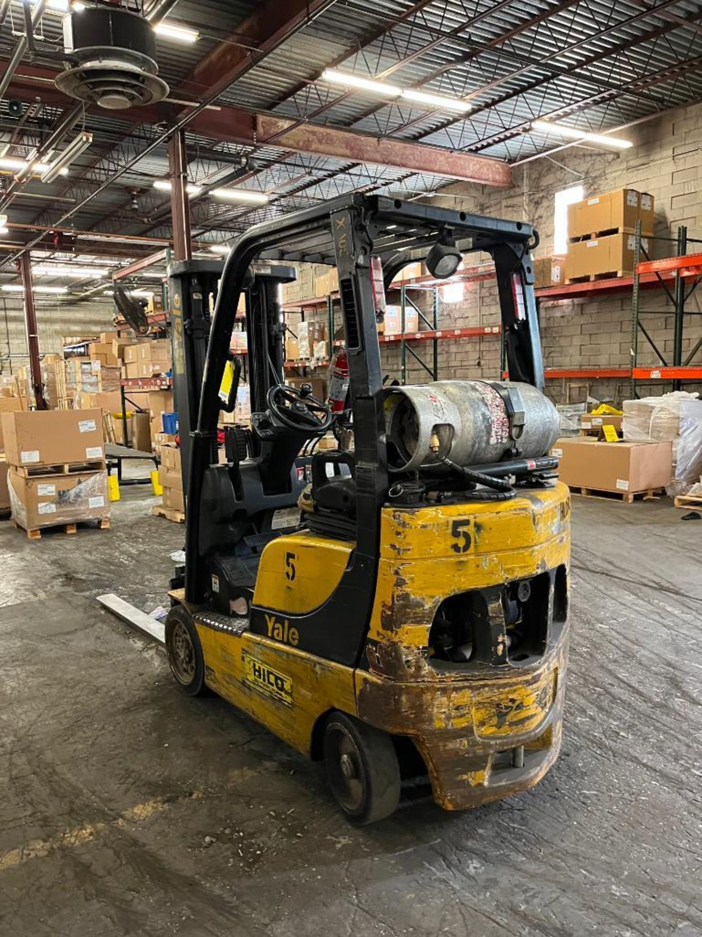 YALE GLC030VXNUSE082 LP FORKLIFT, SOLID TIRE, 3-STAGE MAST, SIDE SHIFT, 54" FORKS, 187" LIFT HEIGHT, - Image 3 of 4