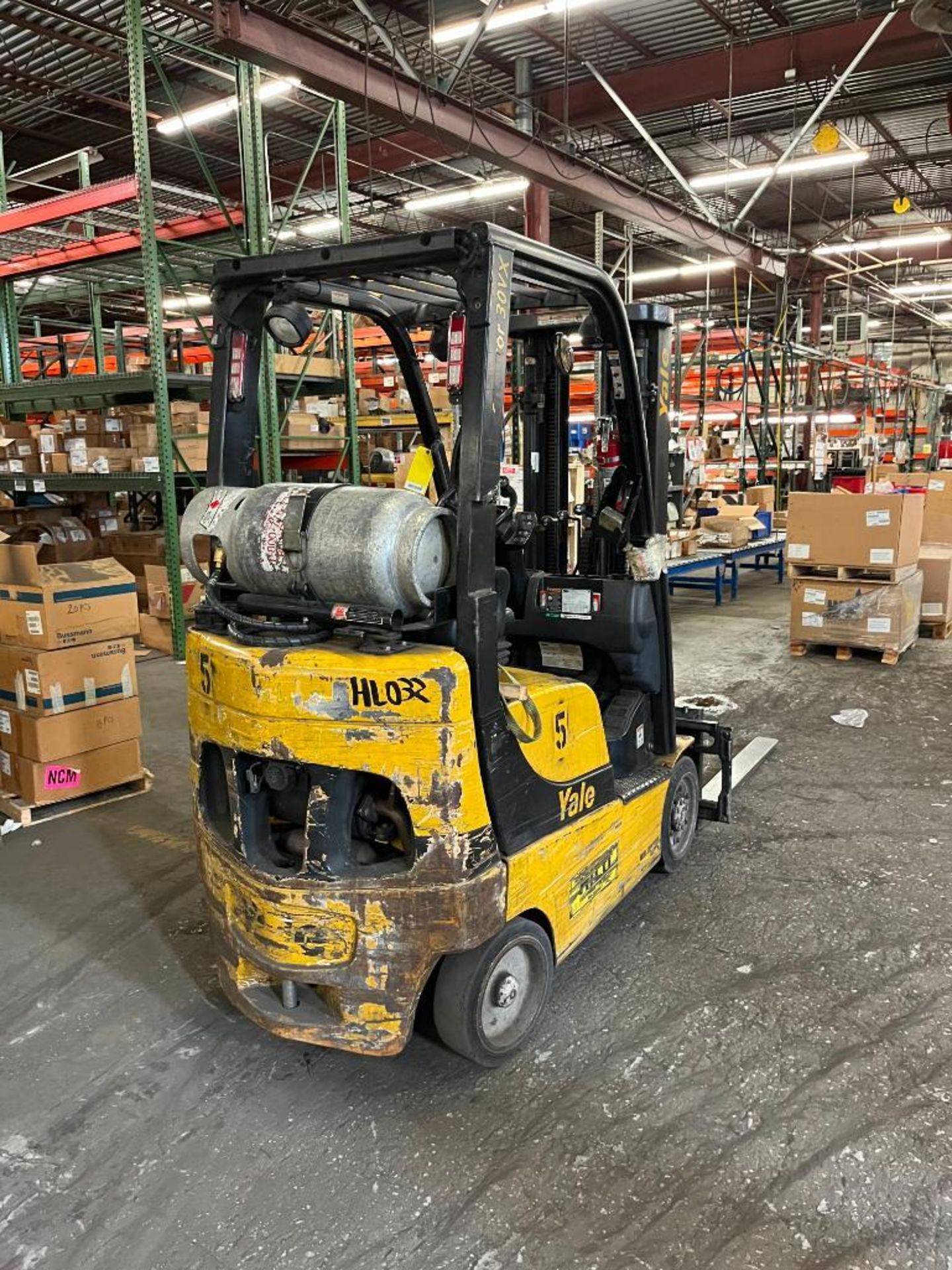 YALE GLC030VXNUSE082 LP FORKLIFT, SOLID TIRE, 3-STAGE MAST, SIDE SHIFT, 54" FORKS, 187" LIFT HEIGHT, - Image 2 of 4