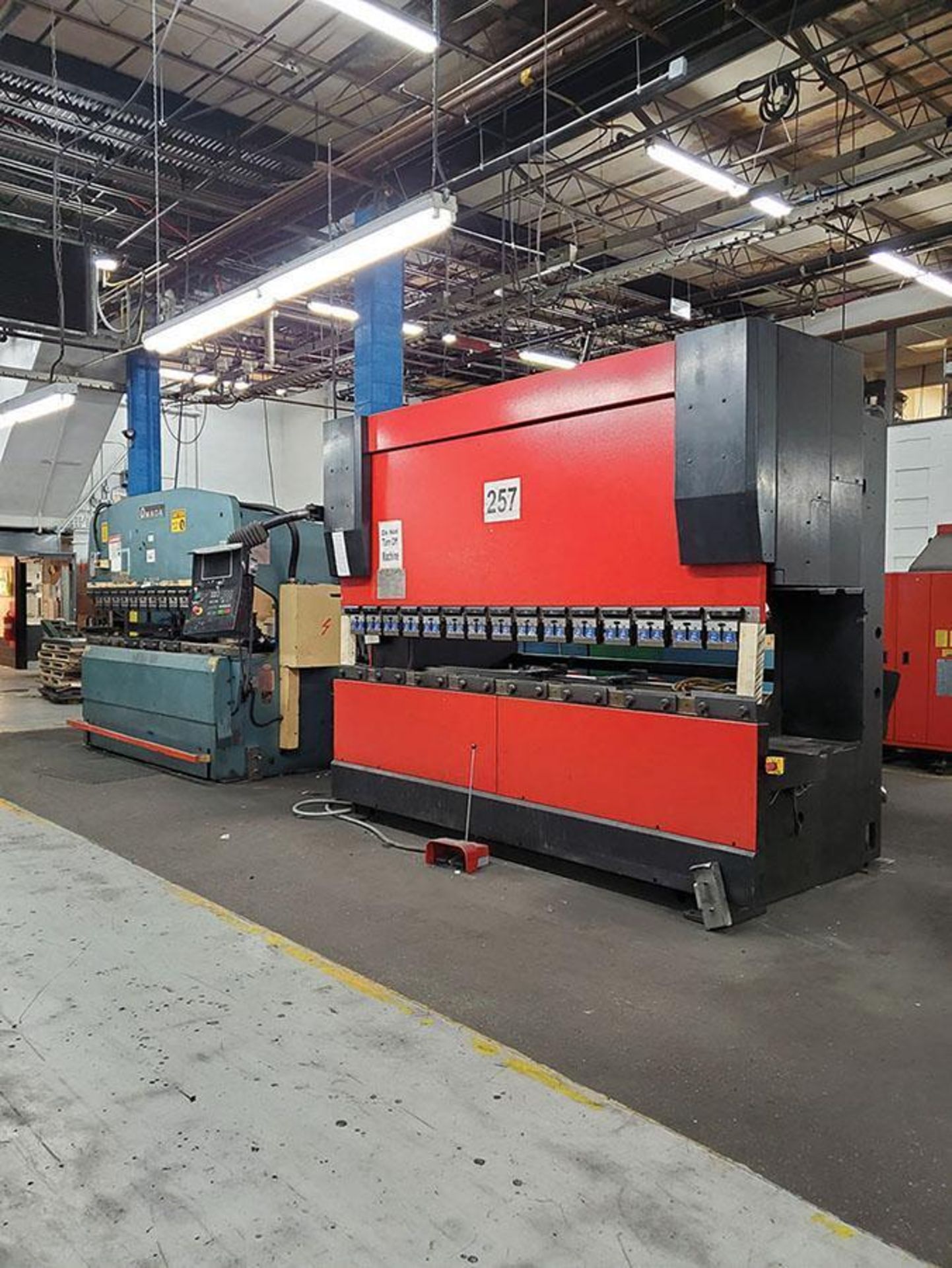2001 AMADA HFE 100-3S CNC PRESS BRAKE, S/N HFE 100-3S V010635, 1000KN, 200MM, 460V, 10' BED, DUAL FO - Image 5 of 10