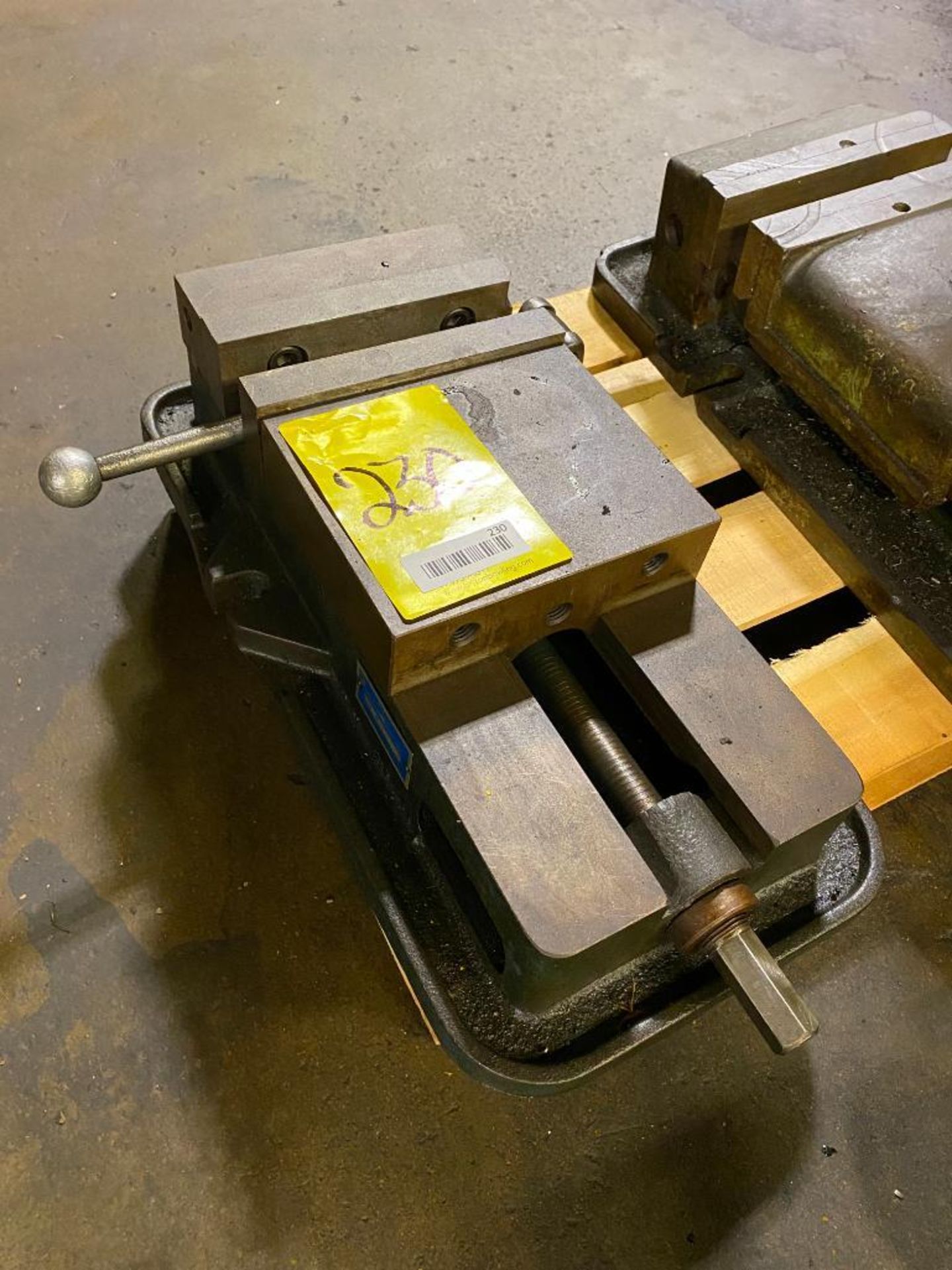 Kurt 8" Machine Vise