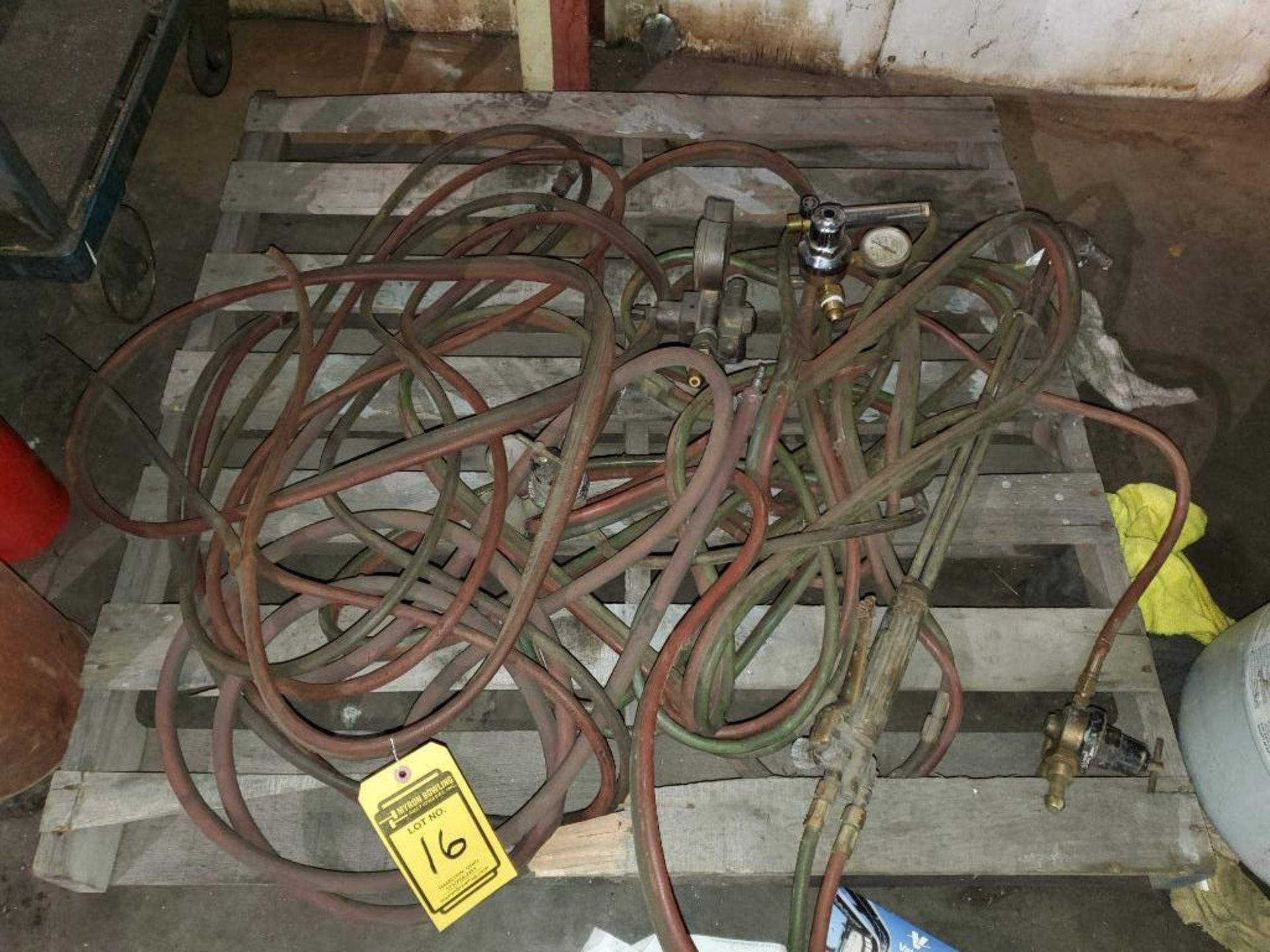 (2) ACETYLENE TORCH CARTS & PALLET OF TWIN LINE HOSE, W/ GAUGES & TORCH HEADS - Image 7 of 10