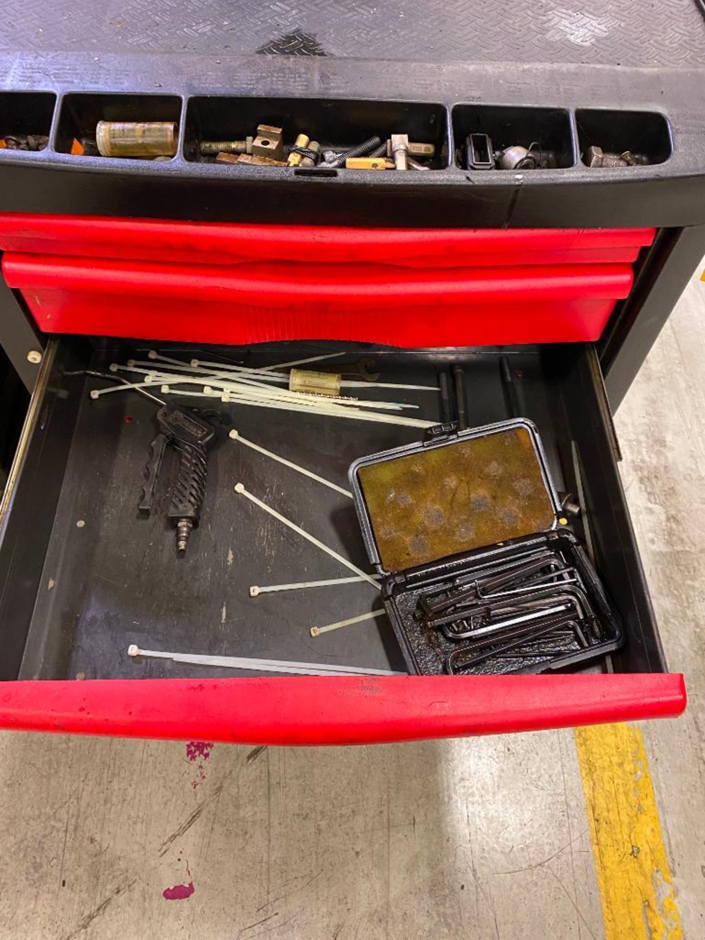 Rubbermaid Tool Chest - Image 3 of 4