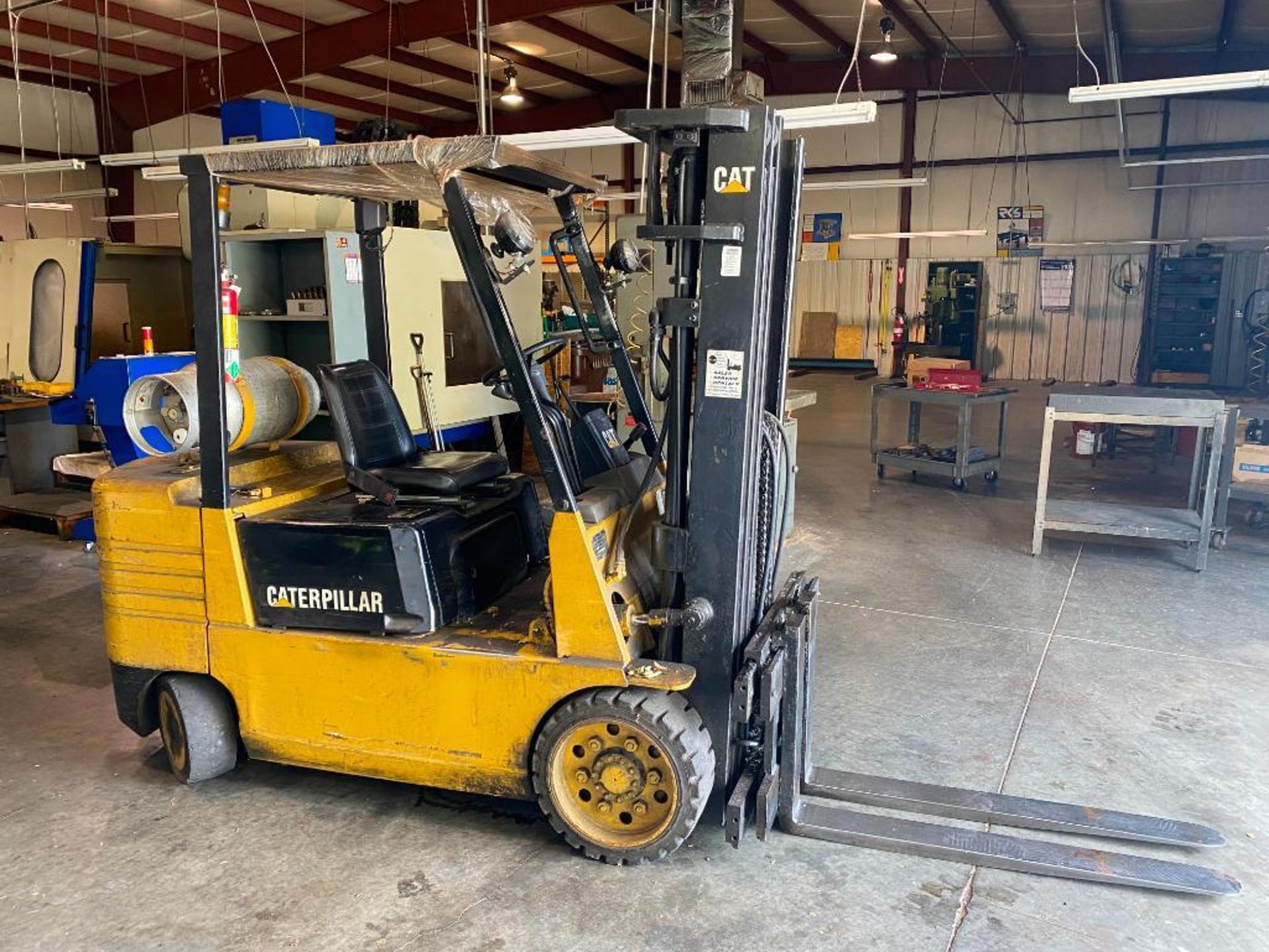 Caterpillar forklift, lp powered, model gc30, s/n 6em-00238, 6,000 lb. cap. 185" lift height, 4' for