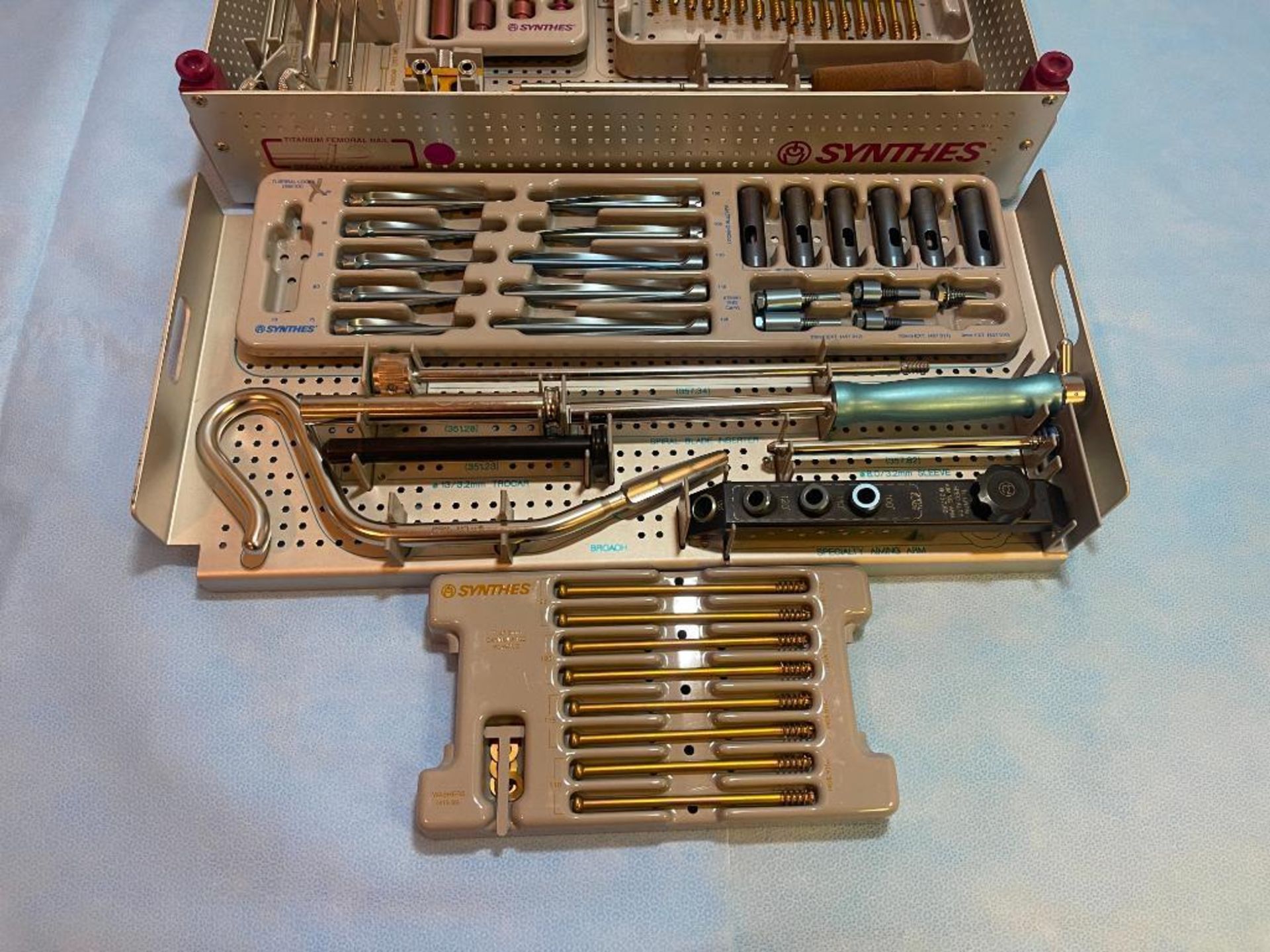 SYNTHES TI FEMORAL NAIL SPECIALTY LOCKING SET - Image 2 of 2