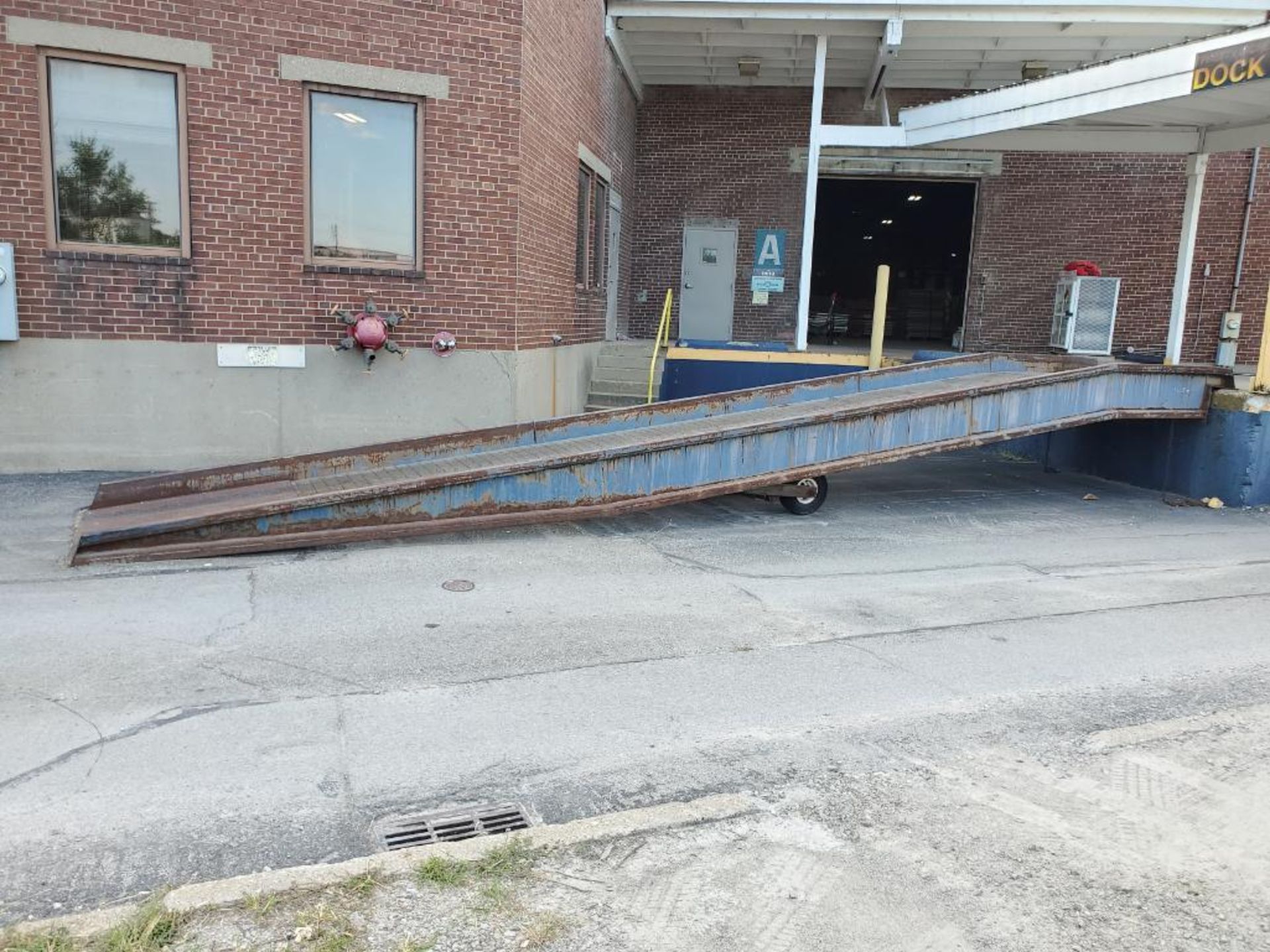 Dock Ramp, 27' X 64", Center Pneumatic Tire Axle, Level Off Top, Adjustable Pitch (Delayed Removal u - Image 8 of 10