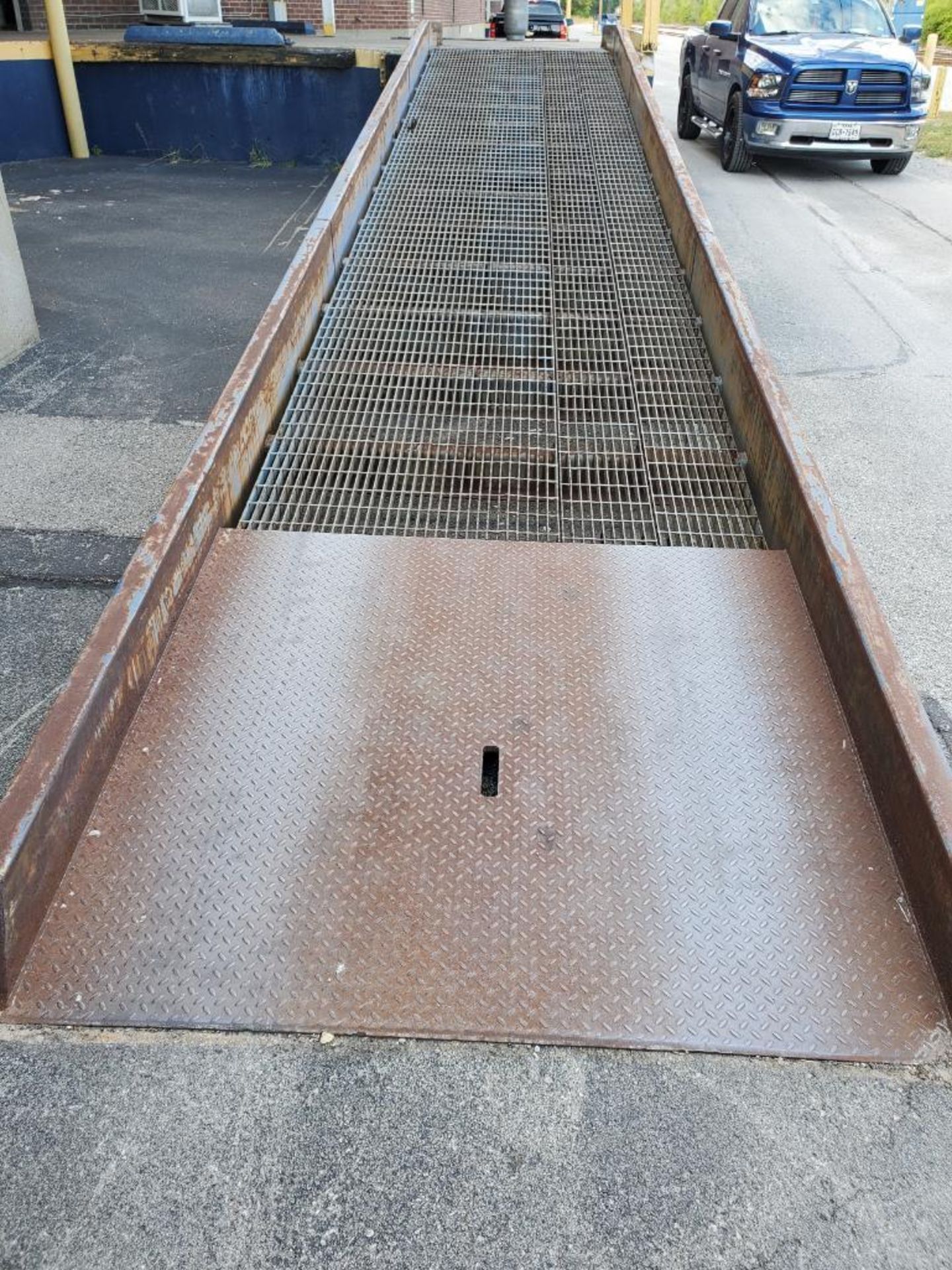 Dock Ramp, 27' X 64", Center Pneumatic Tire Axle, Level Off Top, Adjustable Pitch (Delayed Removal u - Image 6 of 10