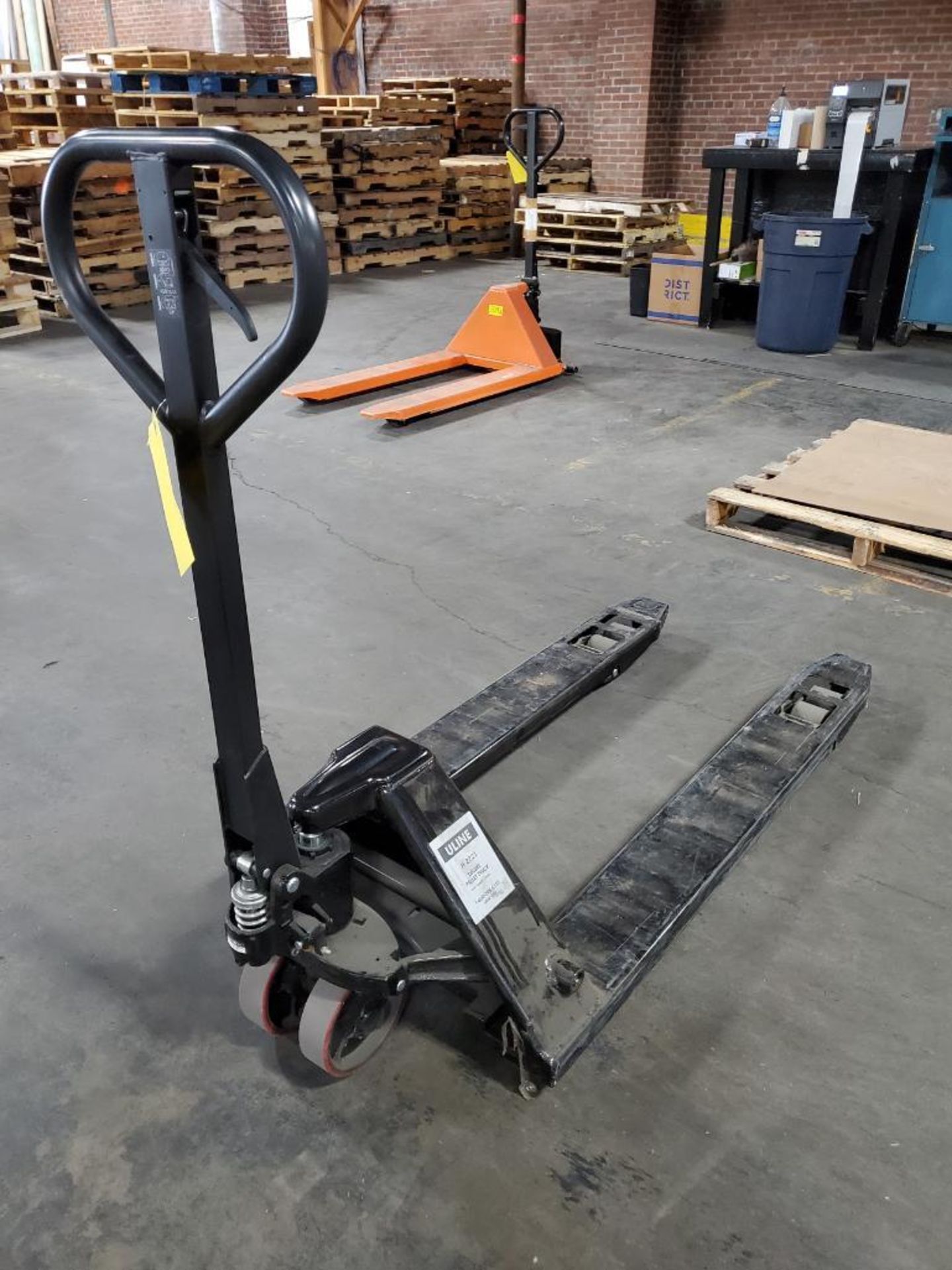 Uline 7,700 Lb. H-2721 Deluxe Hydraulic Pallet Jack - Image 3 of 3