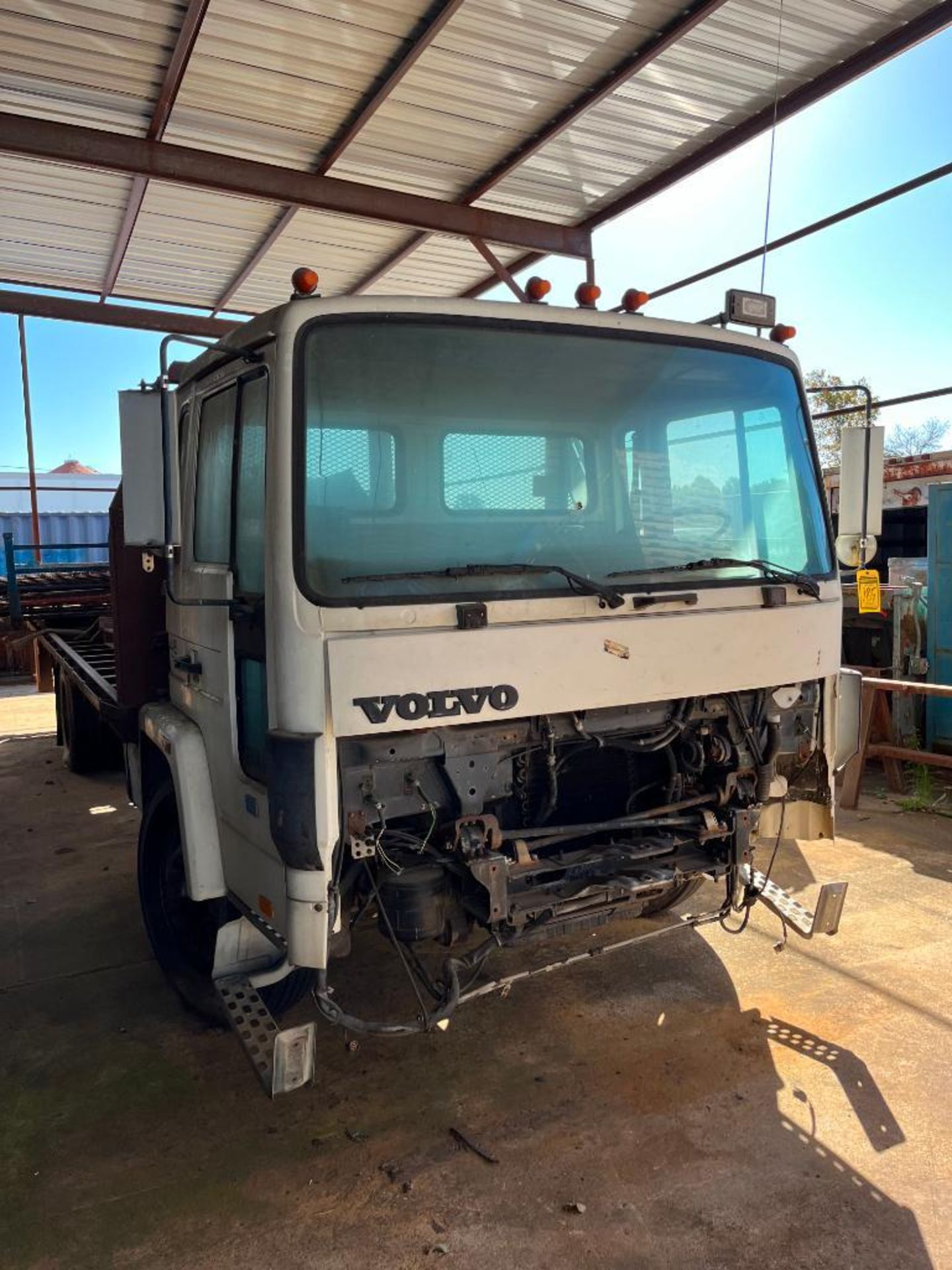 1989 Volvo Single Cab Over Flatbed Truck, Single Dual Axle, Unfinished Flatbed e/ Lift Gate, Type FL - Image 4 of 5