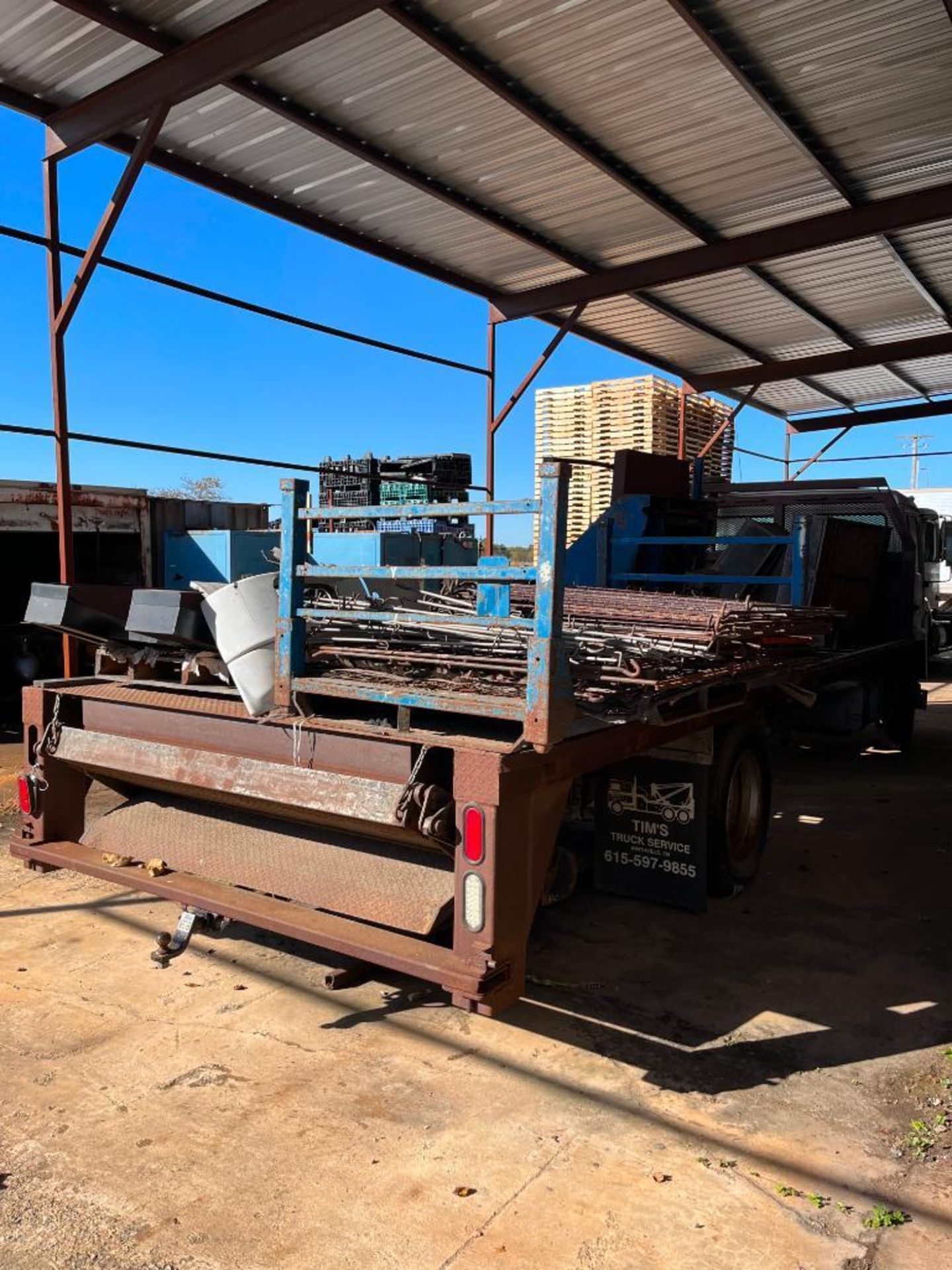 1989 Volvo Single Cab Over Flatbed Truck, Single Dual Axle, Unfinished Flatbed e/ Lift Gate, Type FL - Image 3 of 5