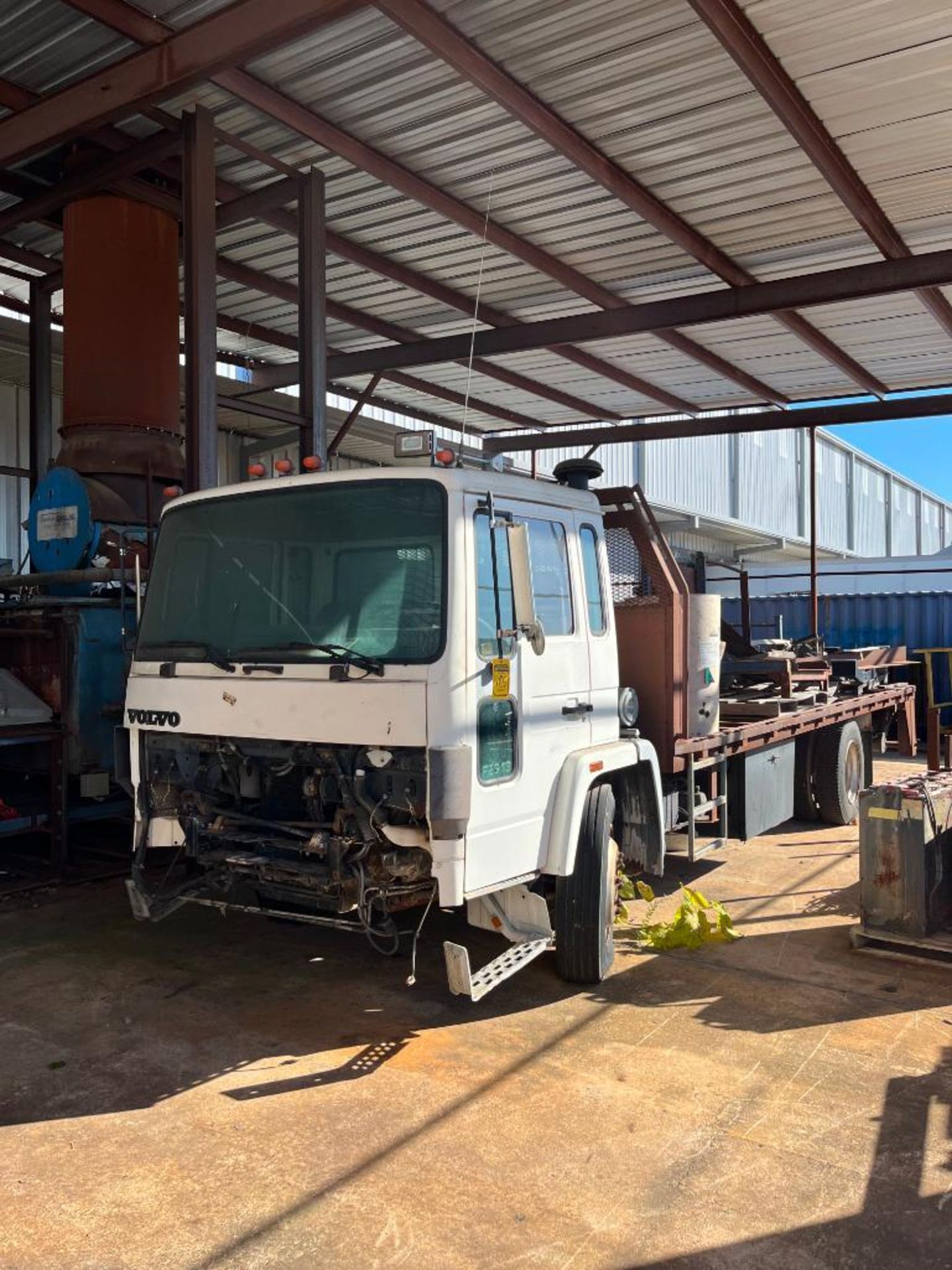 1989 Volvo Single Cab Over Flatbed Truck, Single Dual Axle, Unfinished Flatbed e/ Lift Gate, Type FL