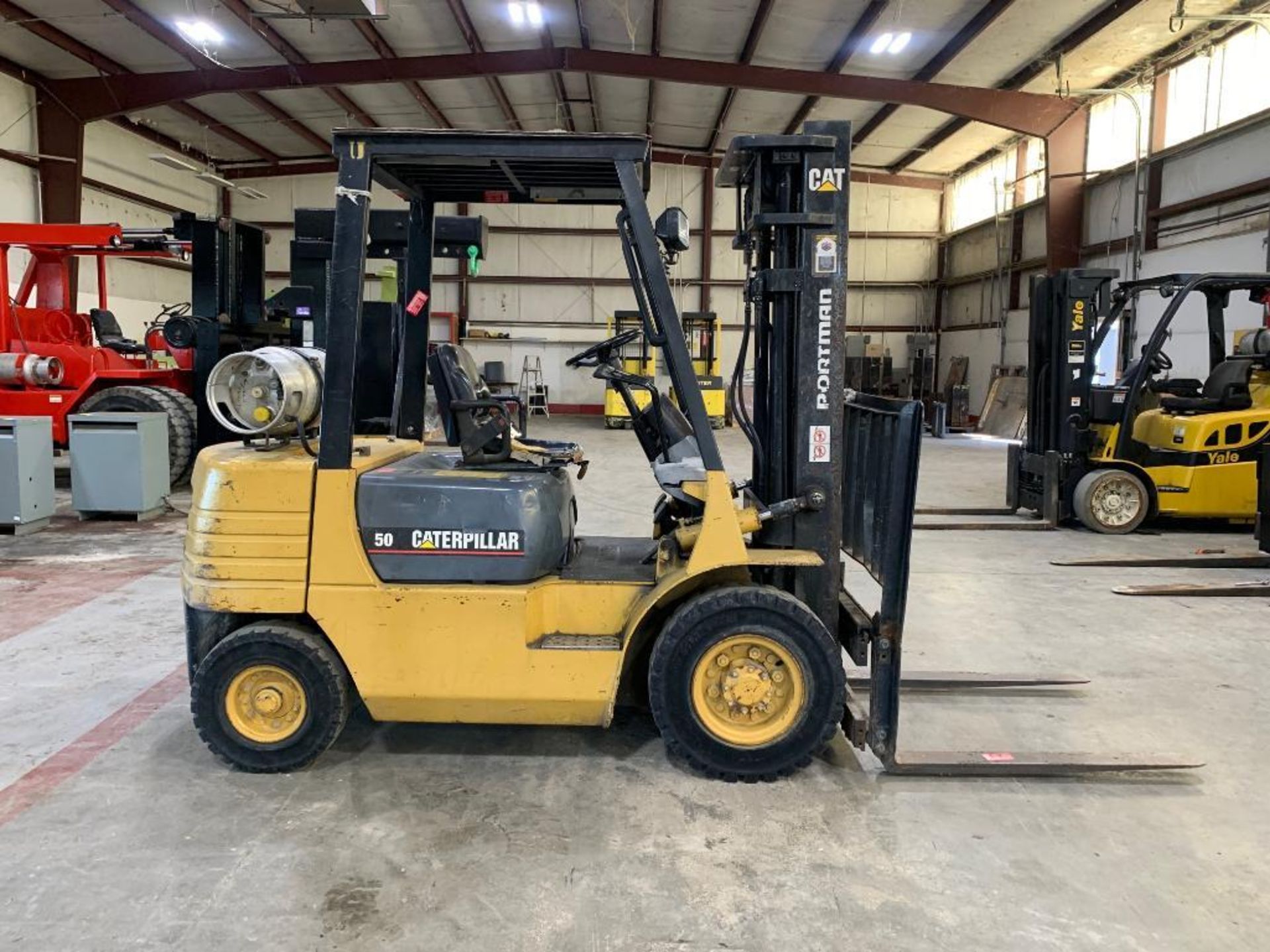 Caterpillar 5,000 LB. Capacity Forklift, Model: GP25, S/N: 5AM00926, LPG, Pneumatic Tires, 3-Stage M - Image 4 of 6