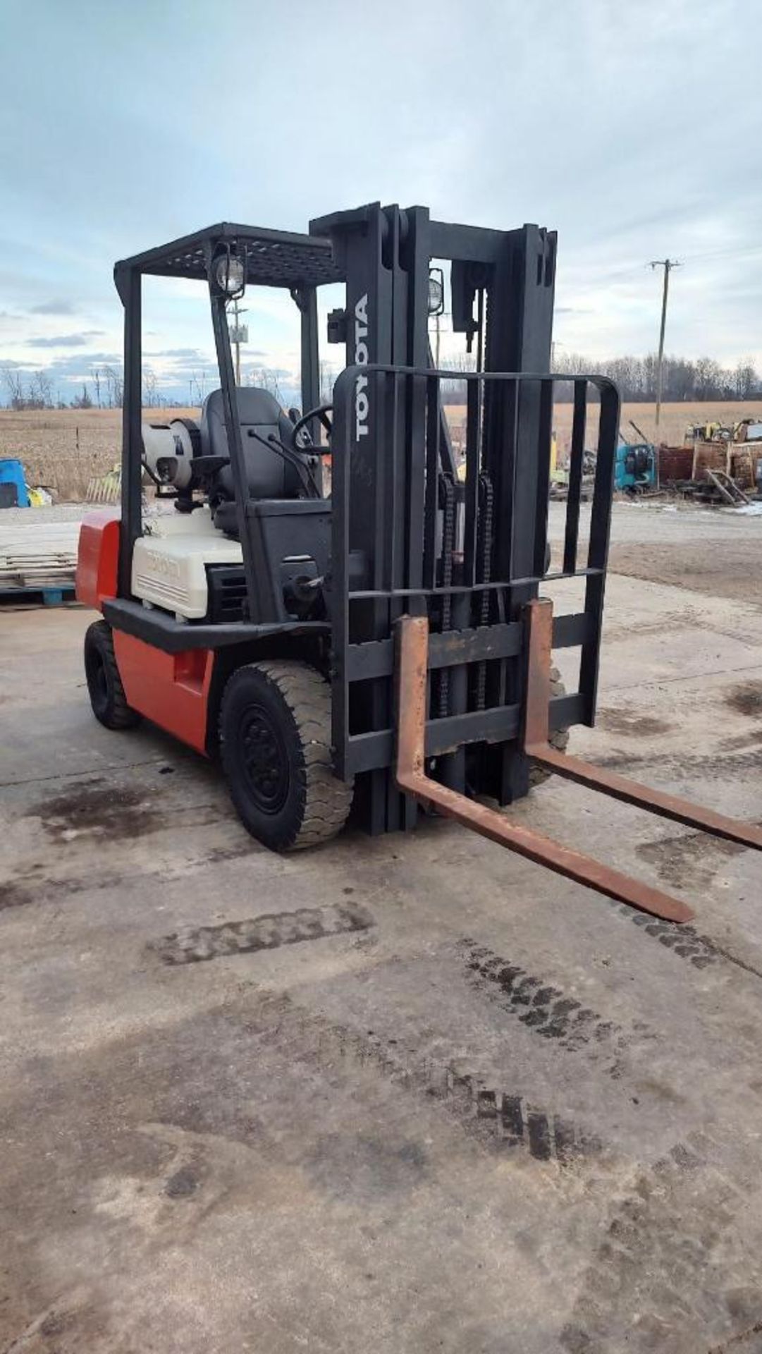 Toyota 5,000 LB. Capacity Forklift, Model: 42-4FG25, S/N: 404FG25-23166, LPG, Pneumatic Tires, Lever - Image 2 of 5