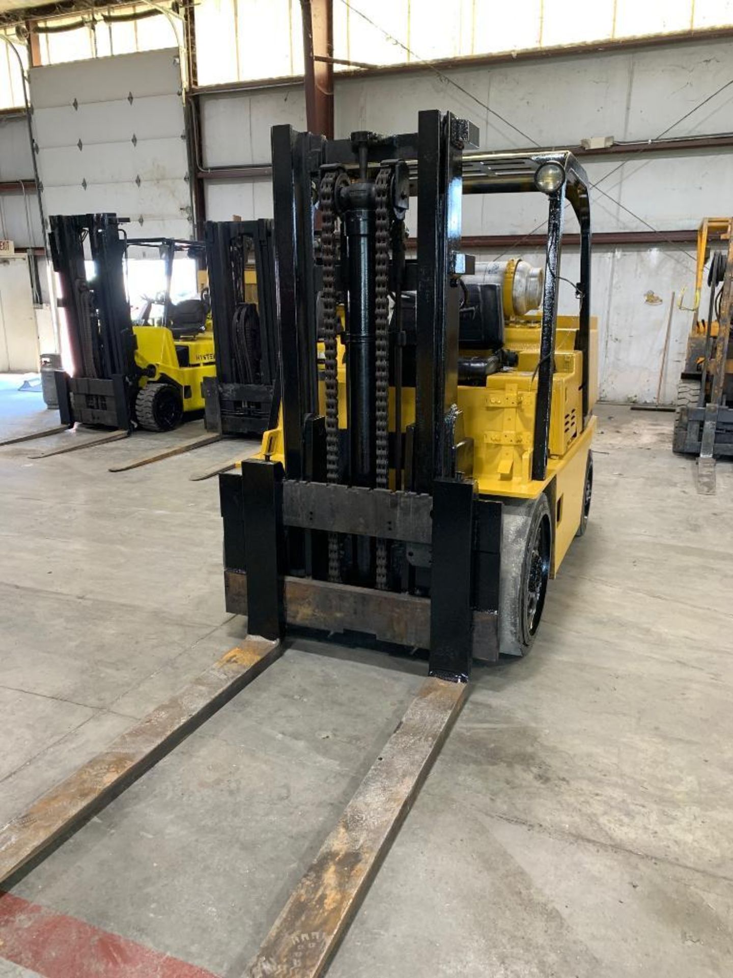 Caterpillar 15,000 LB. Capacity Forklift, Model: T150D, S/N: 5MB01415, LPG, 2-Speed Lever Shift Tran - Image 2 of 5