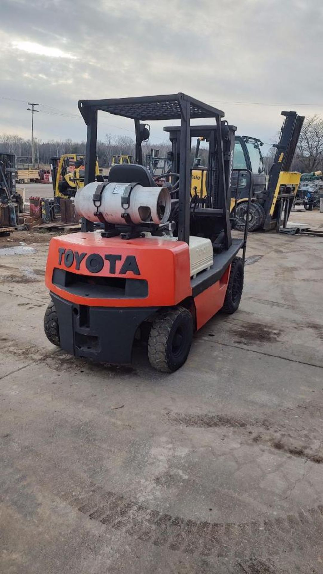 Toyota 5,000 LB. Capacity Forklift, Model: 42-4FG25, S/N: 404FG25-23166, LPG, Pneumatic Tires, Lever - Image 3 of 5