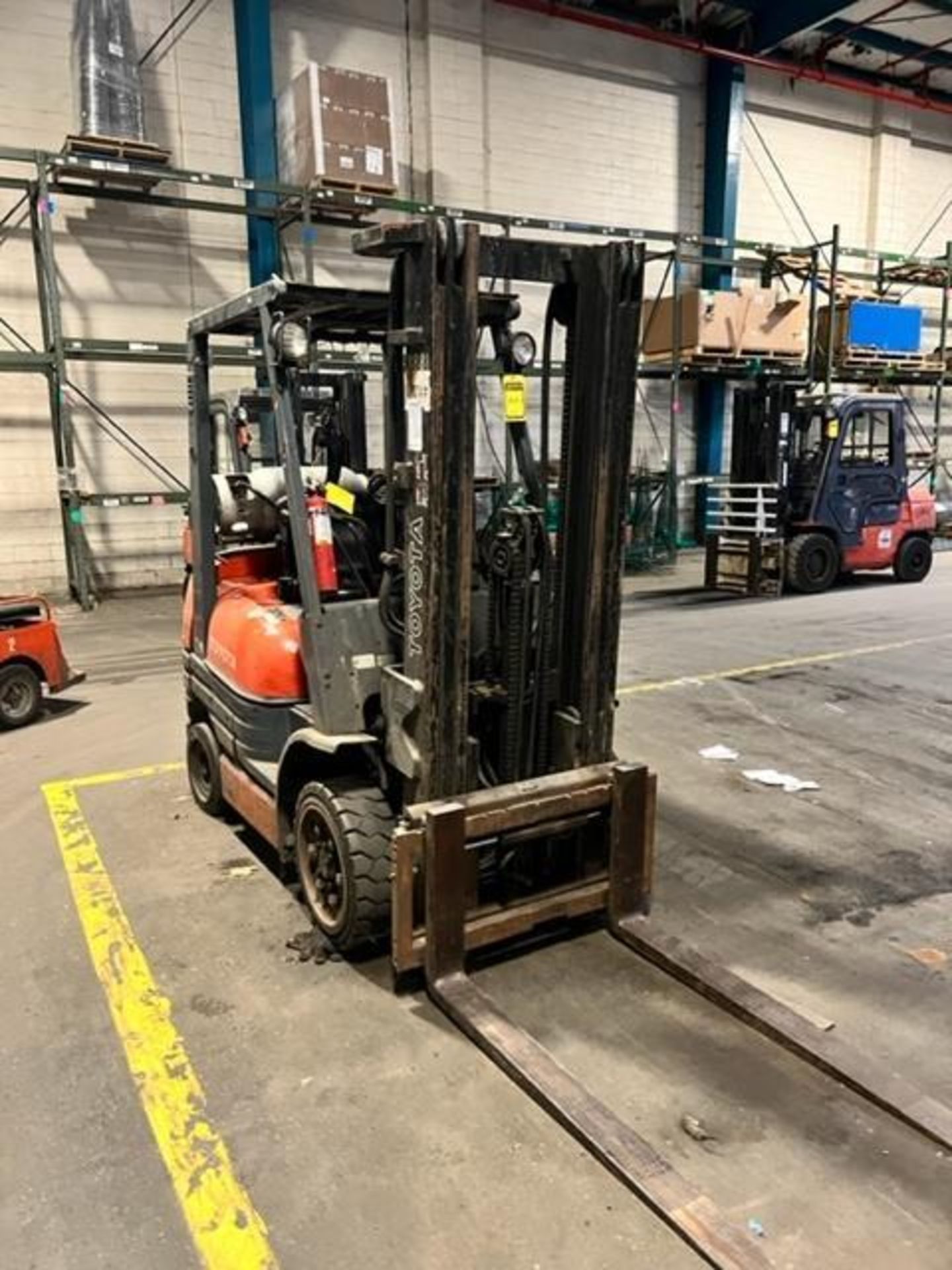 Toyota Forklift, Model 42-6 FGCU25, S/N 61665, LPG, 5,000 LB. Cap., Solid Tires, 3-Stage Mast, Sides - Image 4 of 5