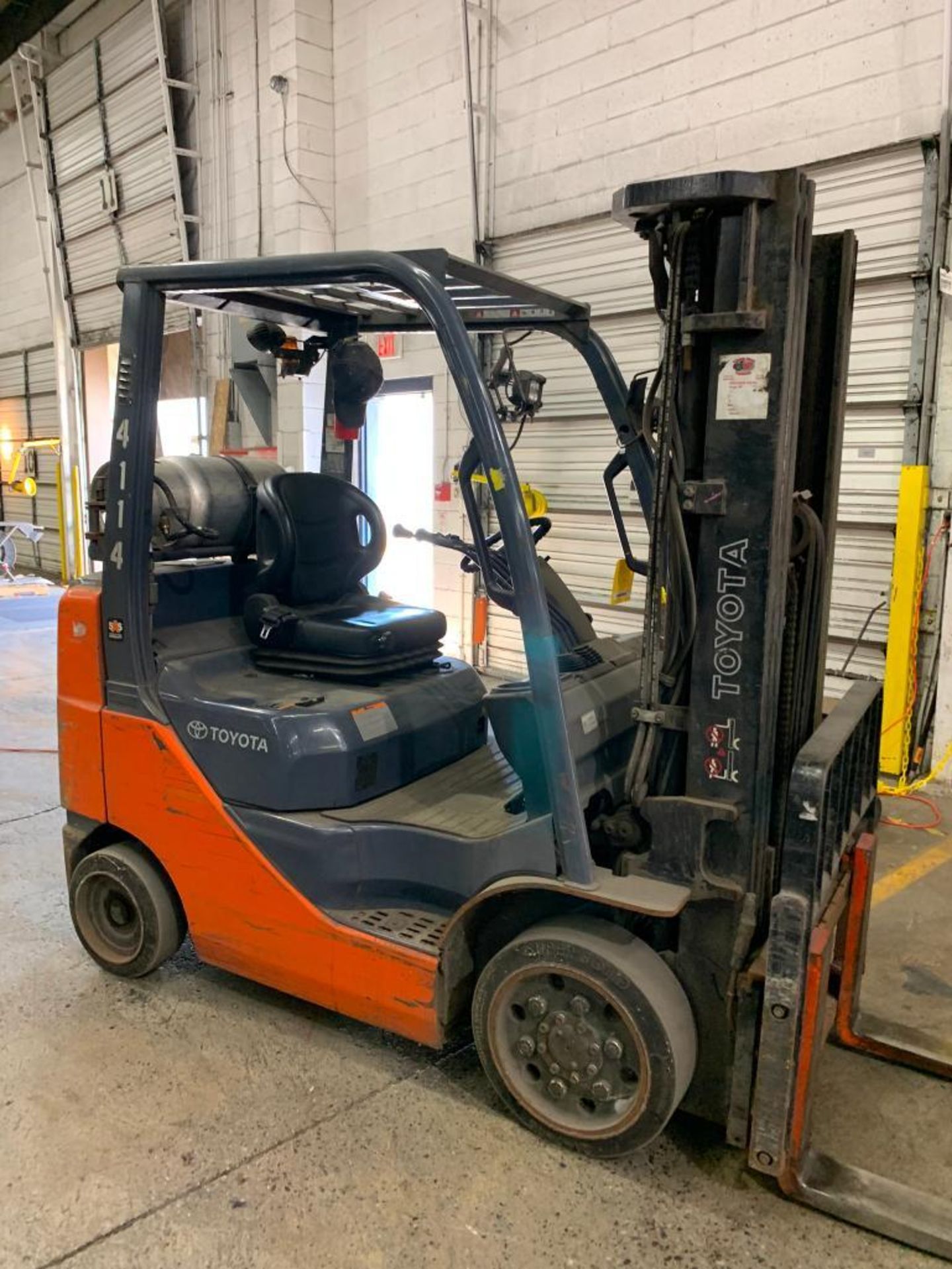 Toyota Forklift, LPG, 5,000 lb. Cap., Model 8FGU25, S/N 51917, 3-Stage Mast, Sideshift, Solid Tires, - Image 6 of 7