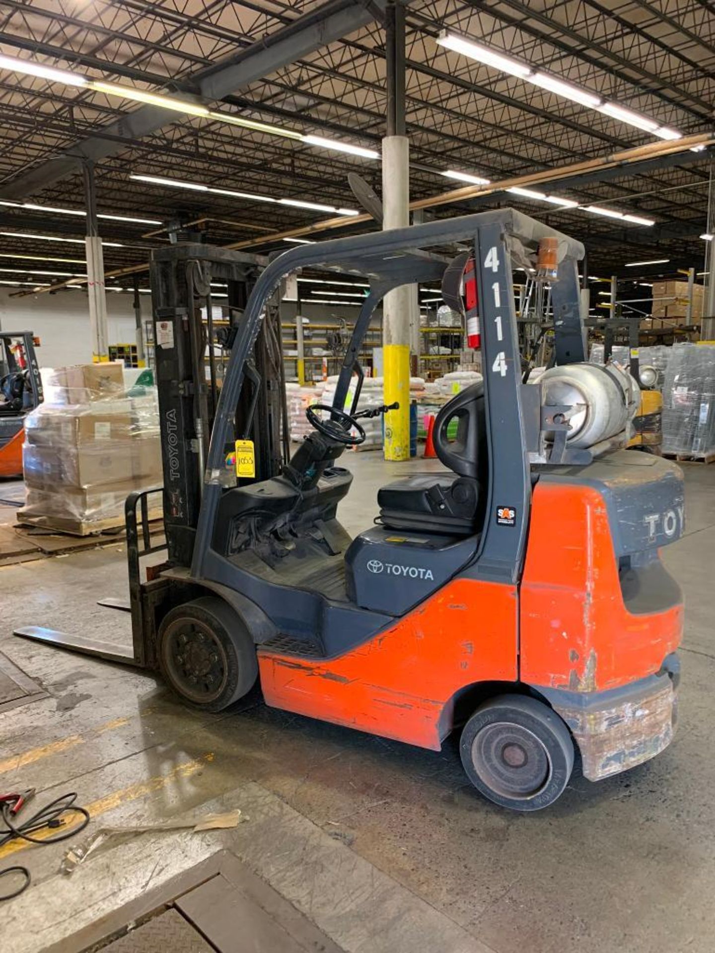 Toyota Forklift, LPG, 5,000 lb. Cap., Model 8FGU25, S/N 51917, 3-Stage Mast, Sideshift, Solid Tires, - Image 3 of 7