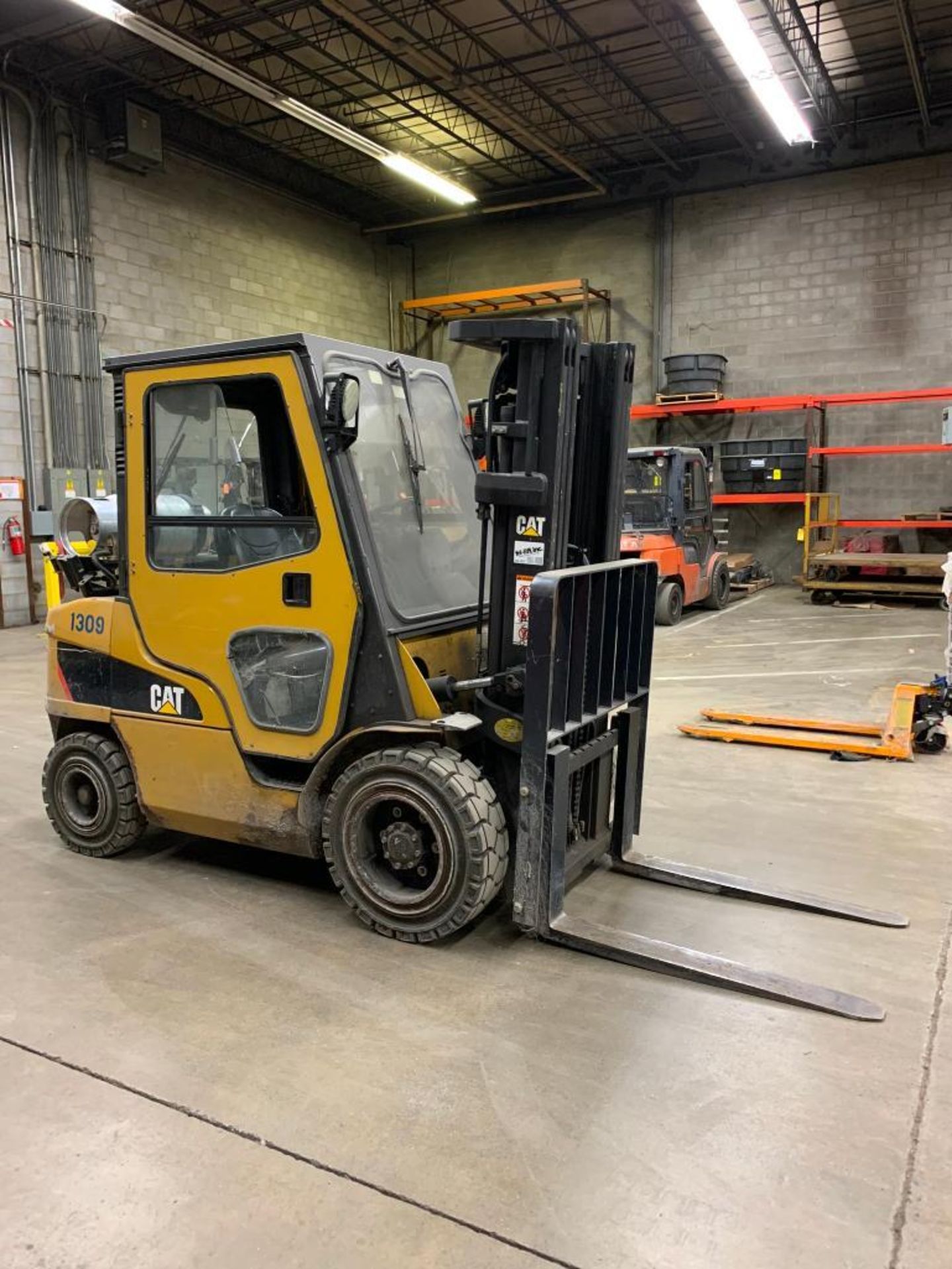 Caterpillar Forklift, LPG, 6,000 lb. Cap., Enclosed Cab, Model 2P6000, S/N AT13F31309, Pneumatic Tir - Image 3 of 8