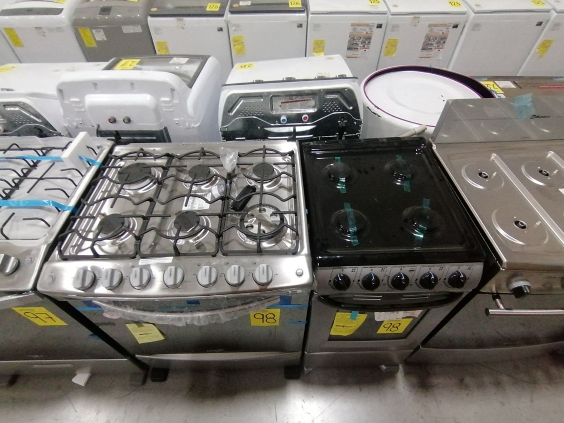 Lote de 2 Estufas contiene: 1 Estufa de 6 Quemadores, Marca Whirlpool, Modelo AF6423D00, Serie VEA3 - Image 8 of 9