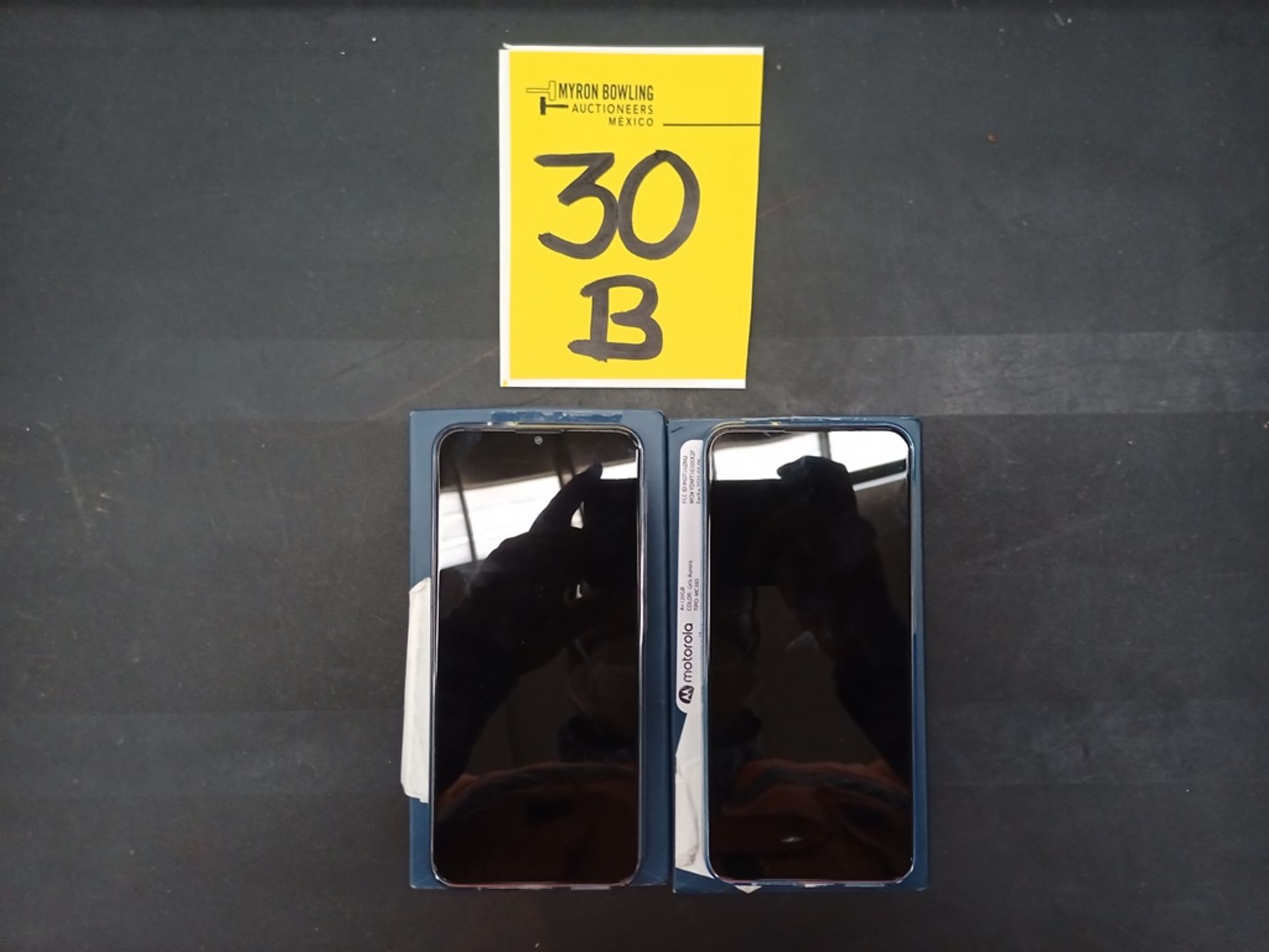 Lote de 2 celulares, contiene 1 Celular marca Motorola, Modelo Moto G 30, 4 + 128 GB, Color Dark Pe - Image 7 of 13