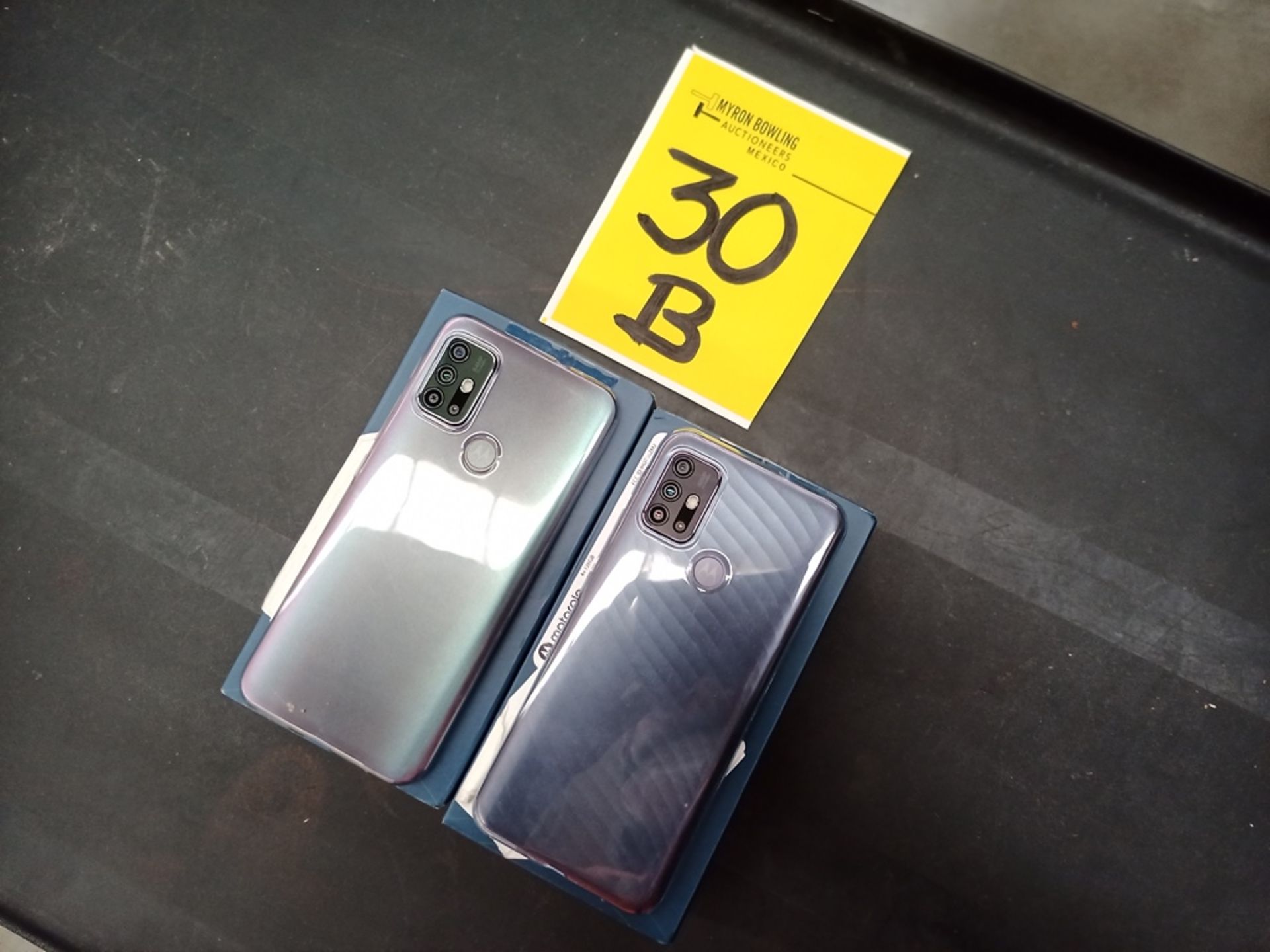 Lote de 2 celulares, contiene 1 Celular marca Motorola, Modelo Moto G 30, 4 + 128 GB, Color Dark Pe - Image 10 of 13