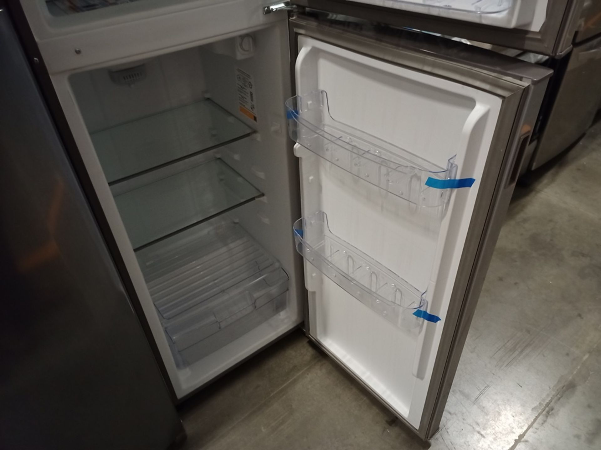 1 Refrigerador, Marca Acros, Modelo AT9007G, Serie VRA4332554, Color Gris. Golpeado. Favor de Inspe - Image 9 of 10