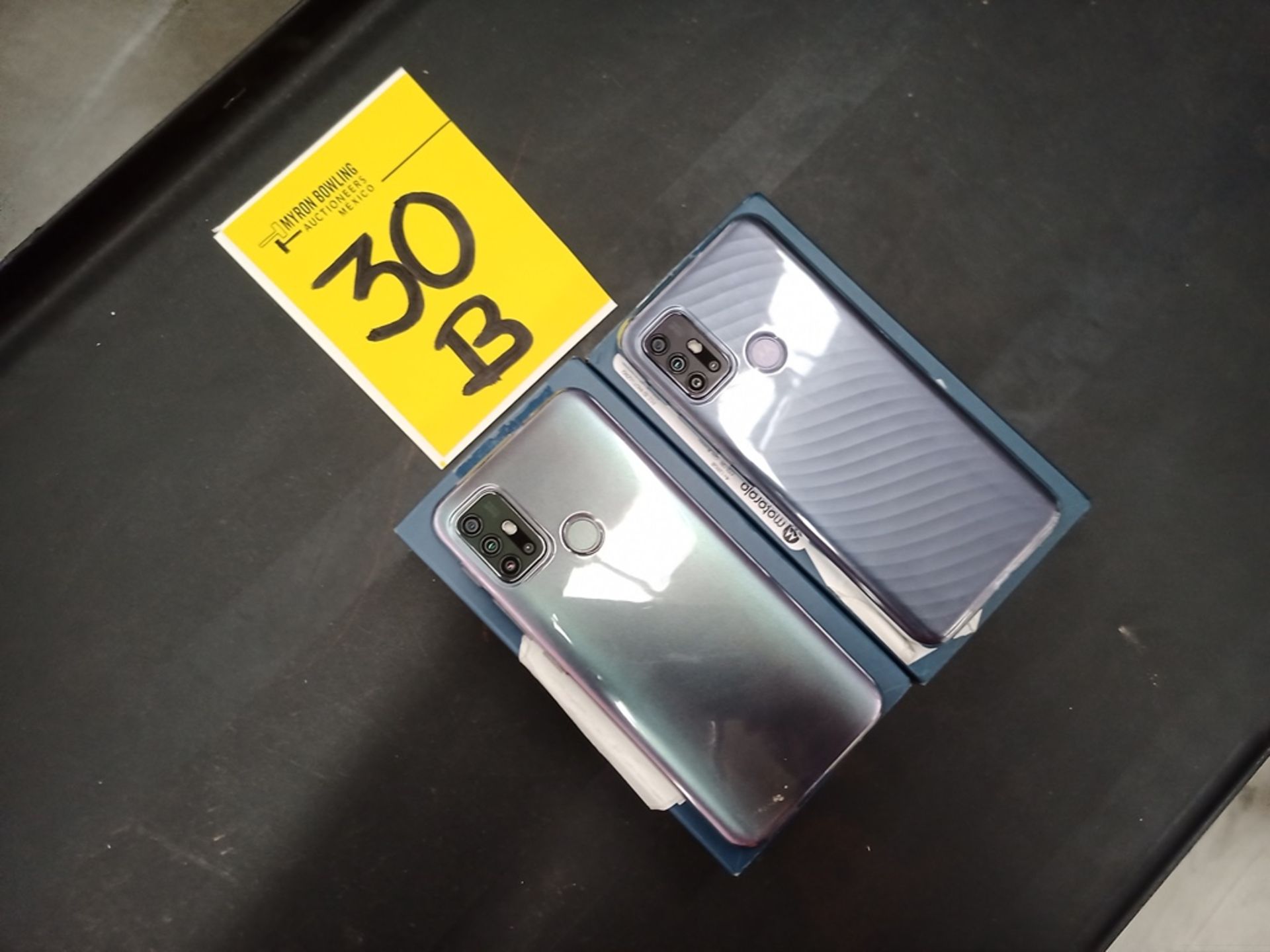 Lote de 2 celulares, contiene 1 Celular marca Motorola, Modelo Moto G 30, 4 + 128 GB, Color Dark Pe - Image 12 of 13
