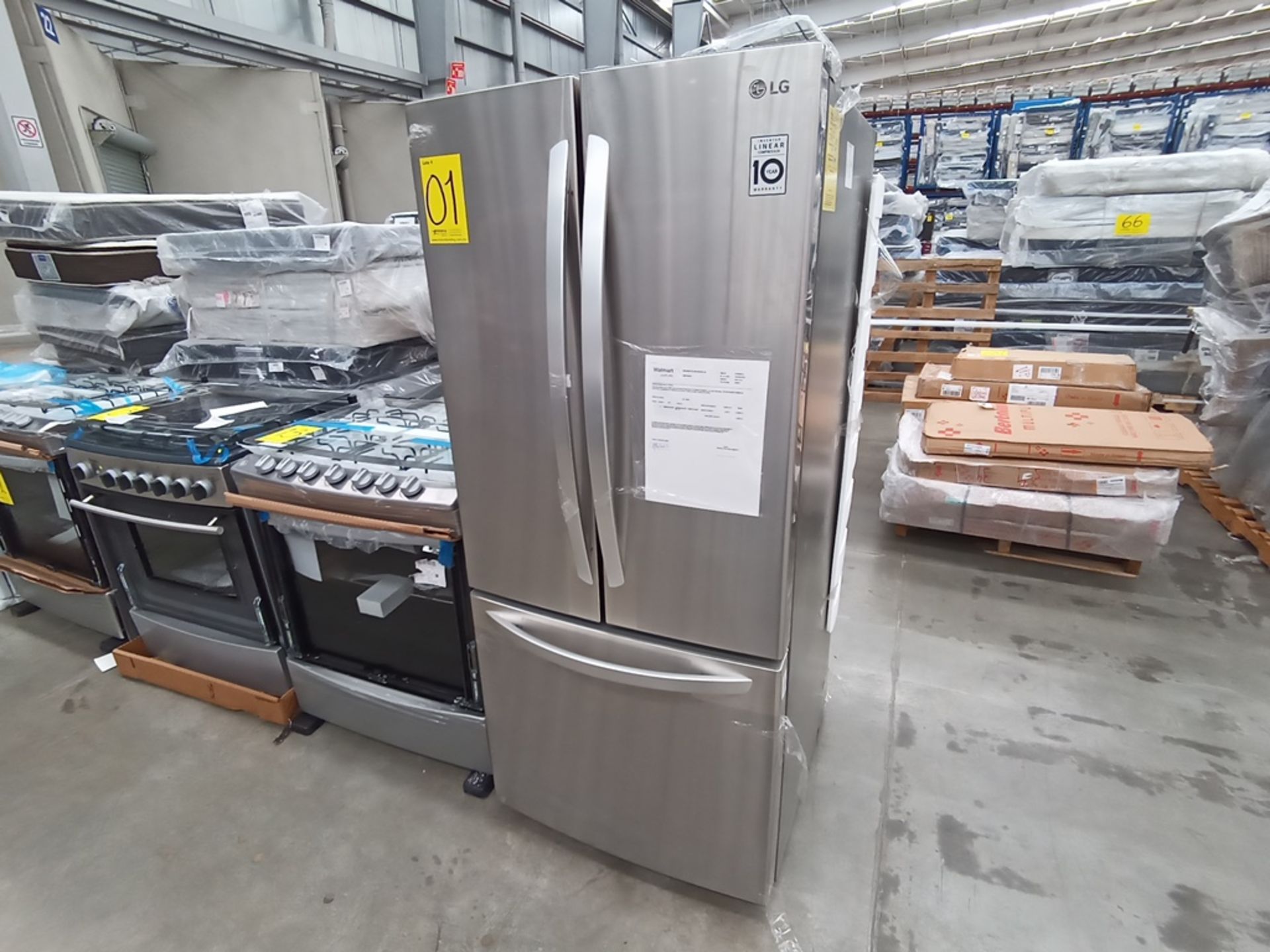 1 Refrigerador con dispensador de agua, Marca LG, Modelo GF22BGSK, Serie 112MRYA05834, Color Gris.