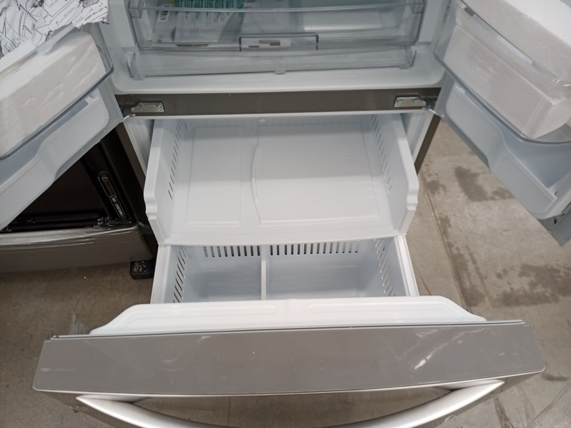 1 Refrigerador con dispensador de agua, Marca LG, Modelo GF22BGSK, Serie 112MRYA05834, Color Gris. - Image 9 of 10