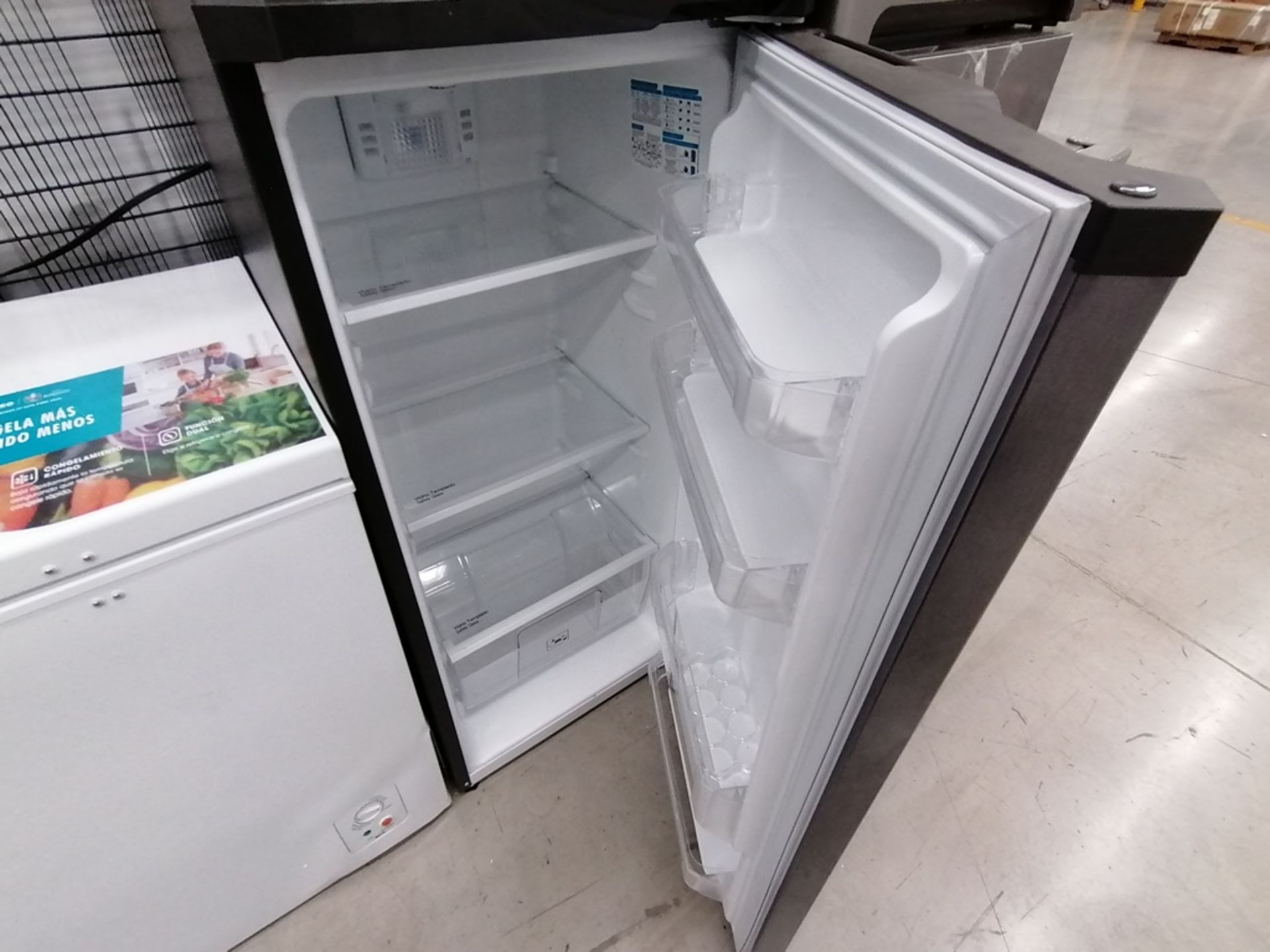 Lote de 2 refrigeradores incluye: 1 Refrigerador, Marca Mabe, Modelo RMA1025VNX, Serie 2110B623189, - Image 6 of 17