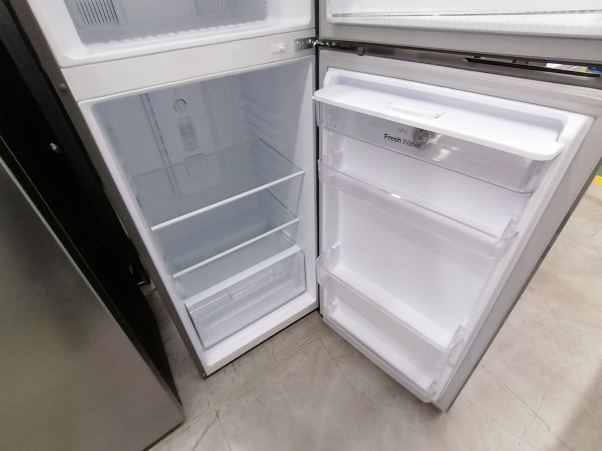 Lote de 2 refrigeradores incluye: 1 Refrigerador con dispensador de agua, Marca Winia, Modelo DFR40 - Image 5 of 15