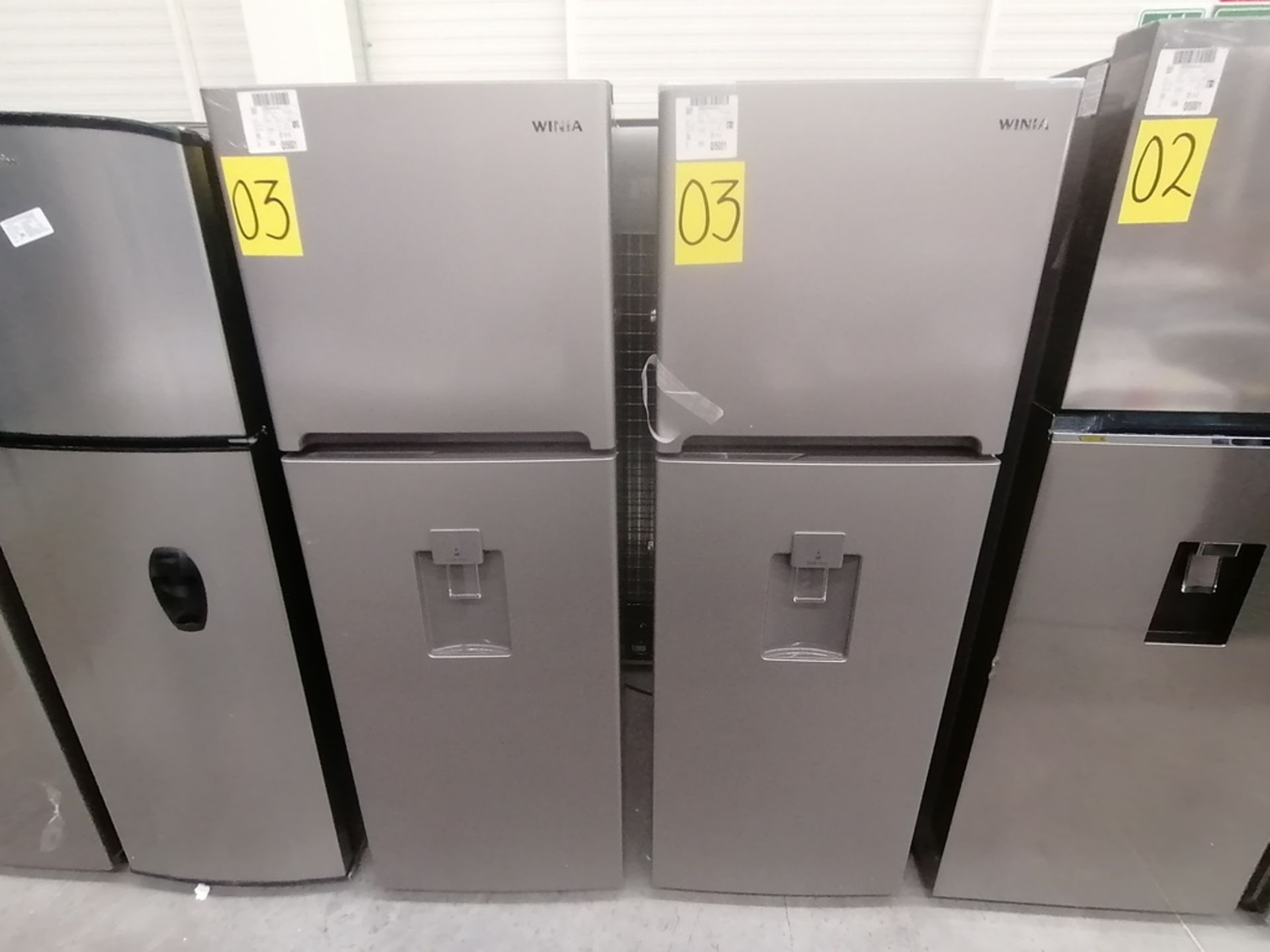 Lote de 2 refrigeradores incluye: 1 Refrigerador con dispensador de agua, Marca Winia, Modelo DFR32 - Image 3 of 15