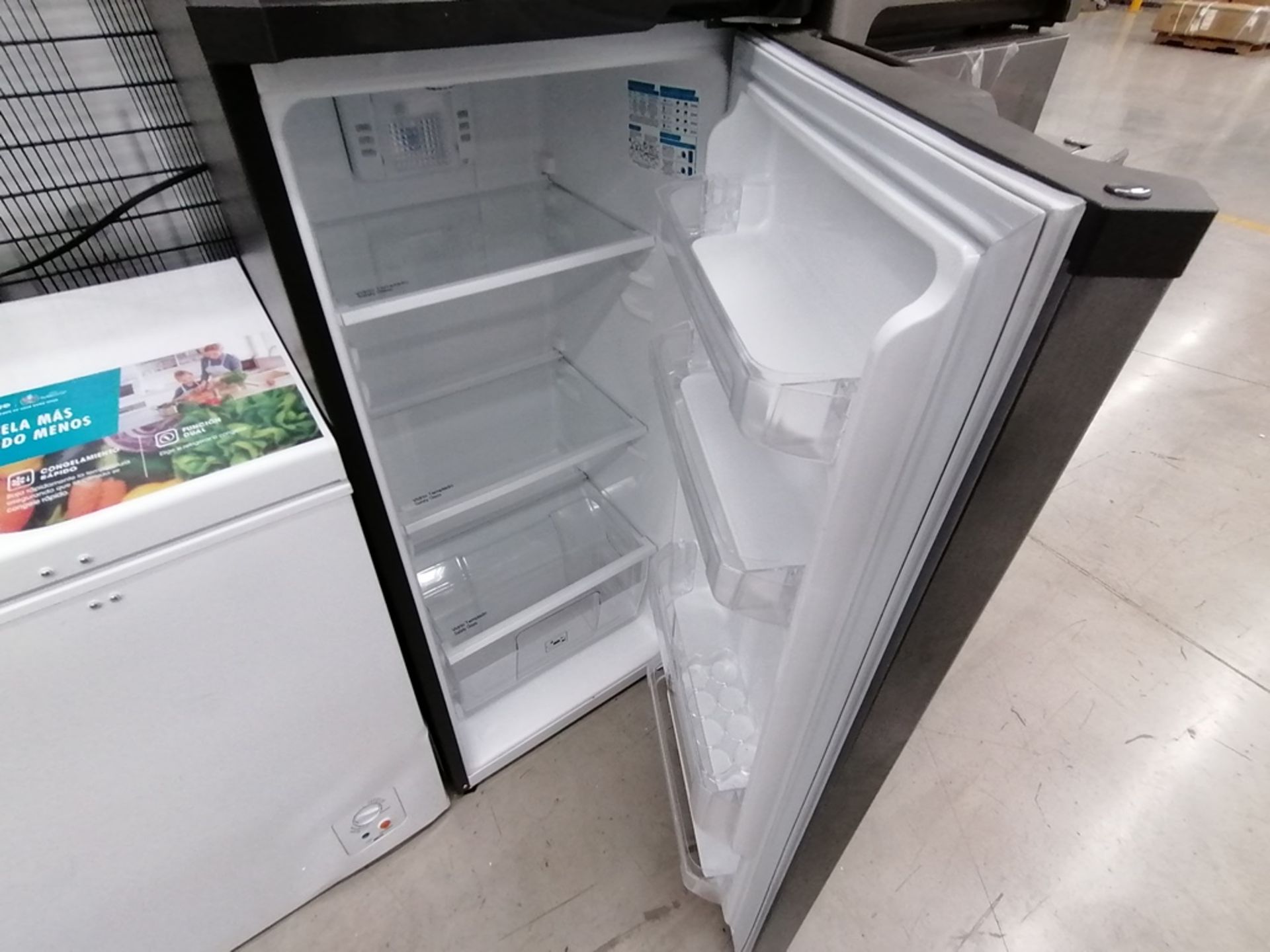 Lote de 2 refrigeradores incluye: 1 Refrigerador, Marca Mabe, Modelo RMA1025VNX, Serie 2110B623189, - Image 14 of 17