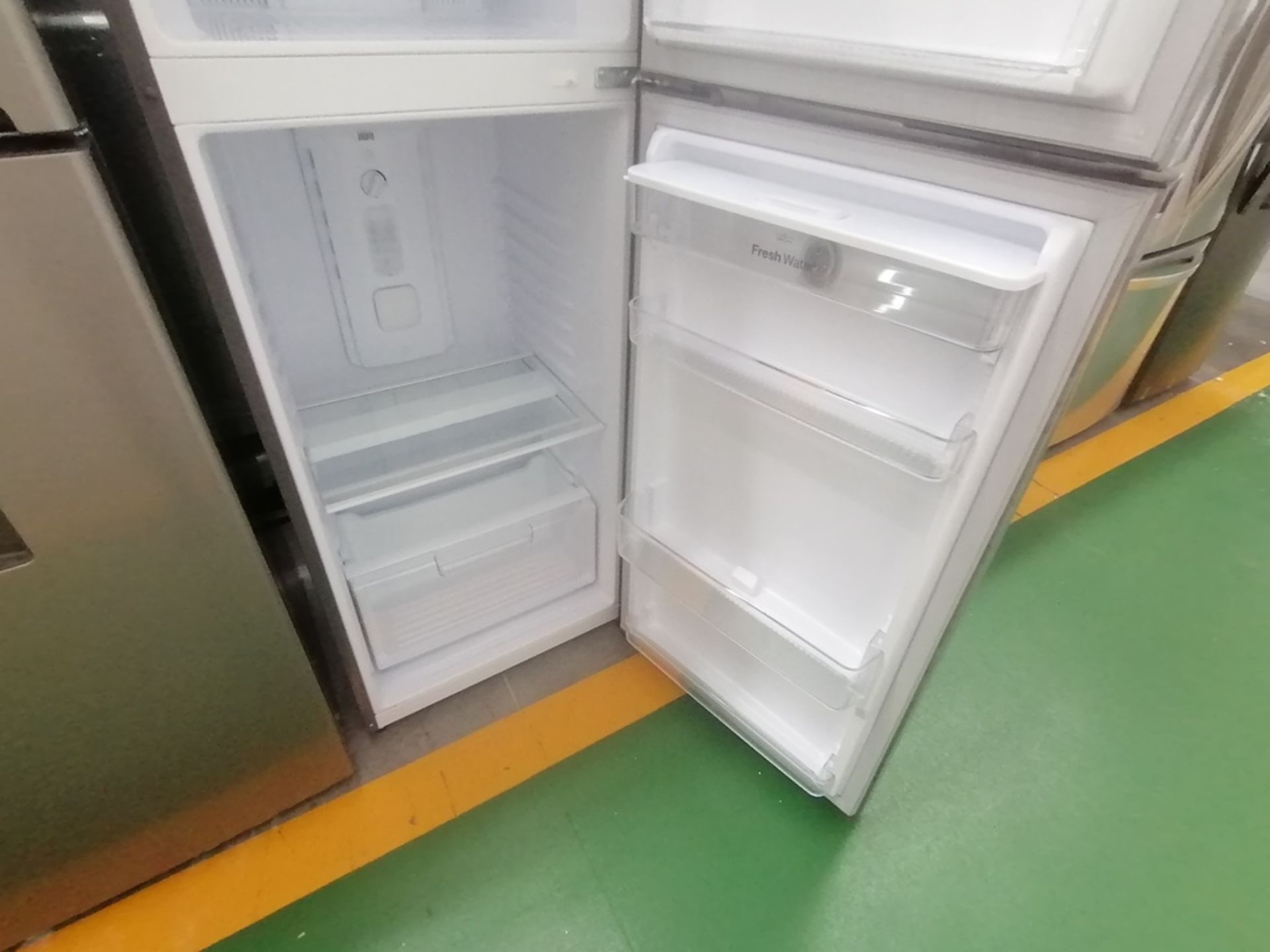 Lote de 2 refrigeradores incluye: 1 Refrigerador con dispensador de agua, Marca Winia, Modelo DFR40 - Image 10 of 16