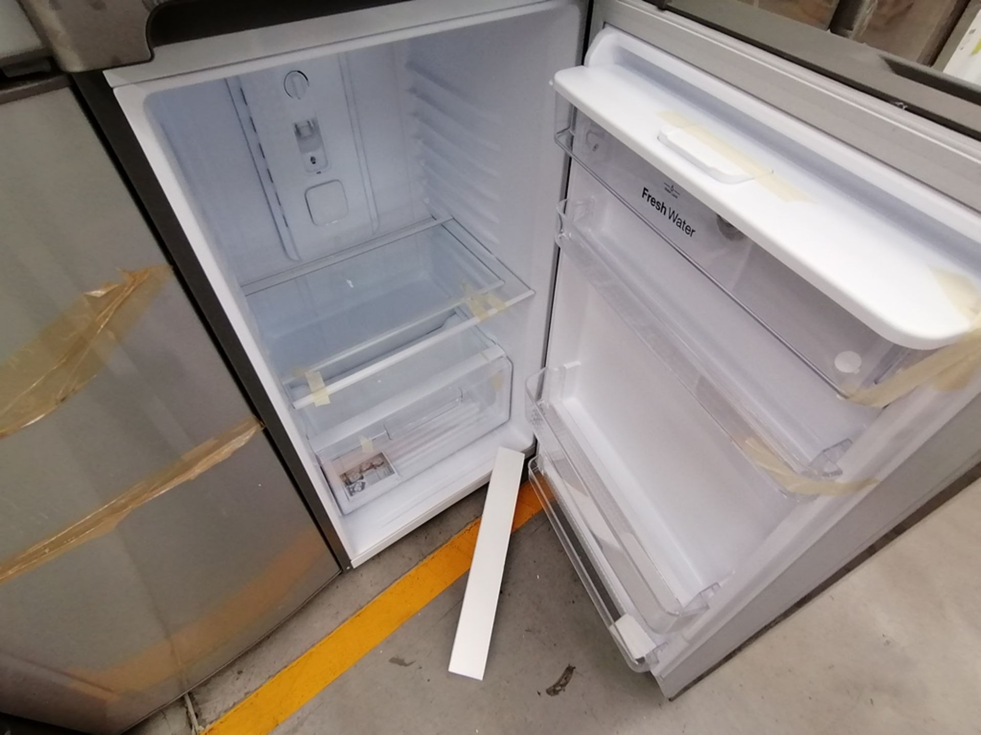 Lote de 2 Refrigeradores, Incluye: 1 Refrigerador con dispensador de agua, Marca Winia, Modelo DFR4 - Image 15 of 16
